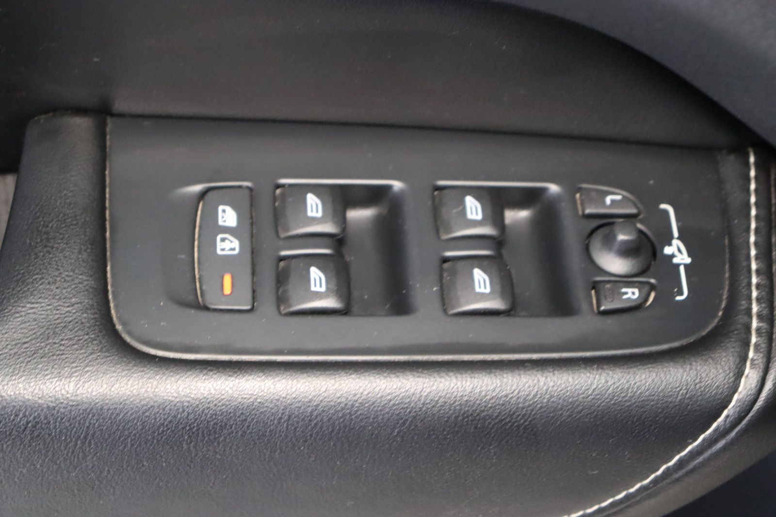 Fahrzeugabbildung Volvo XC60 D4 AWD R - Design aus 1. Hand