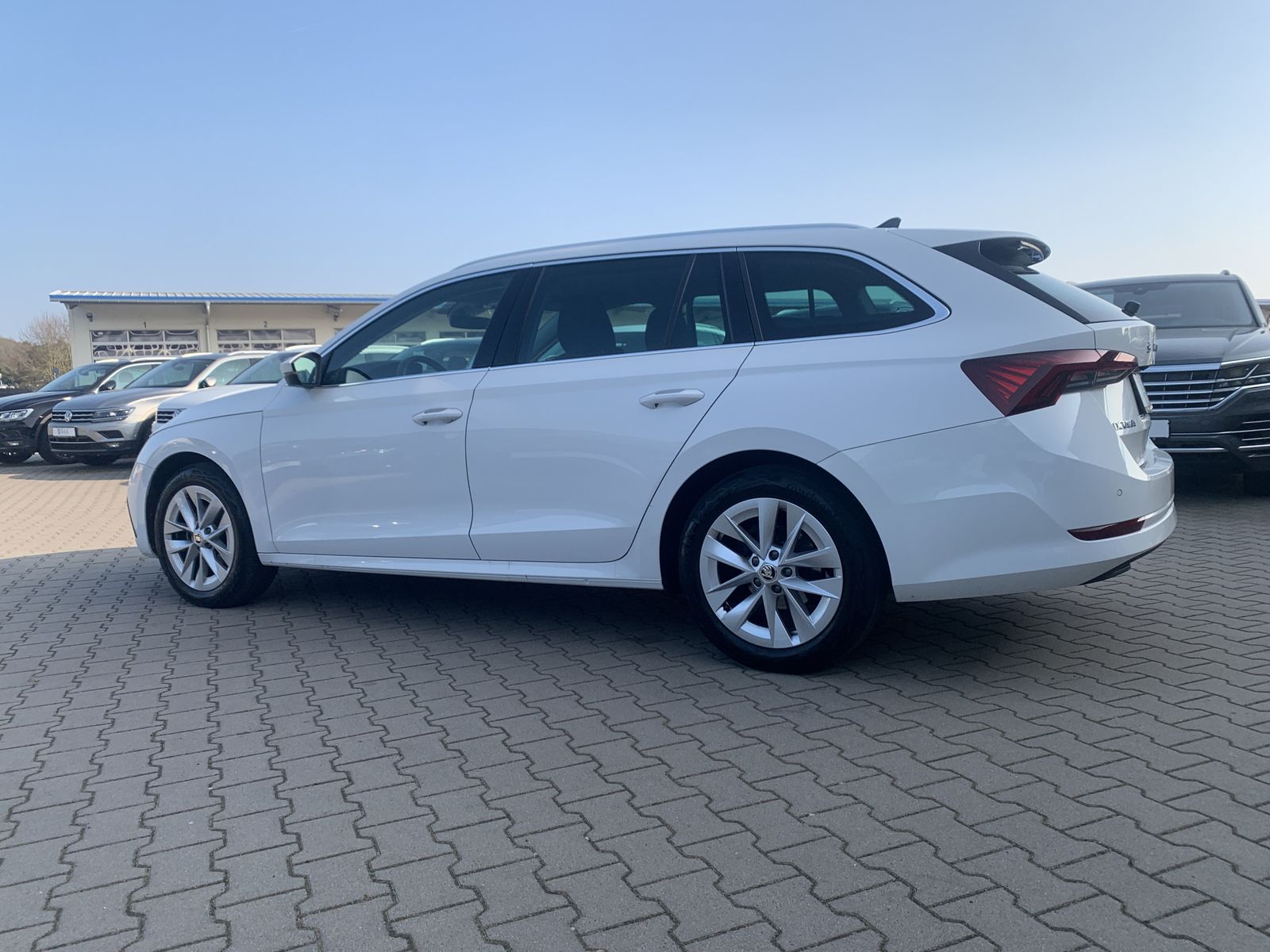 Fahrzeugabbildung SKODA Octavia 2.0 TDI*AHK*LED*HeadUp*Cam*Navi*ACC*