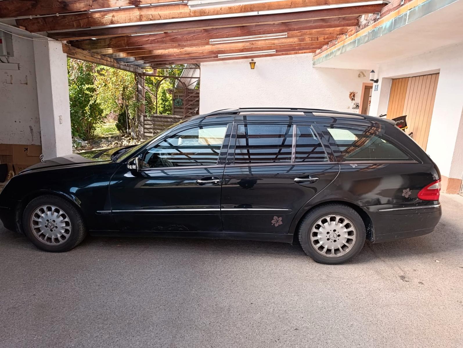 Mercedes-Benz E220 2004 — rear view