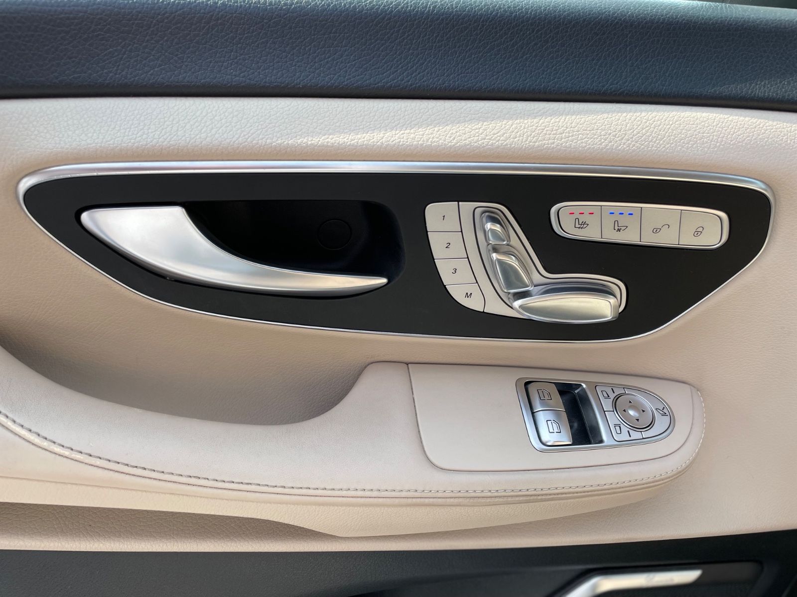 Fahrzeugabbildung Mercedes-Benz V 300 d Lang Avantgarde AMG-Line |Burmester|360°