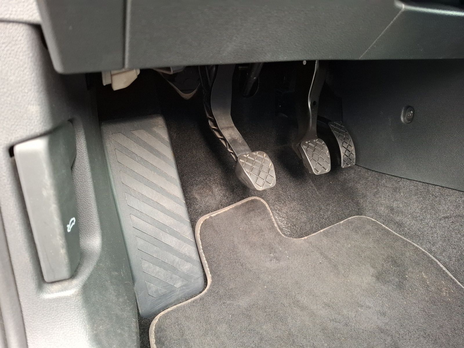 Fahrzeugabbildung Volkswagen Golf VIII TSI Life Matrix Navi AID ACC PDC SH LM