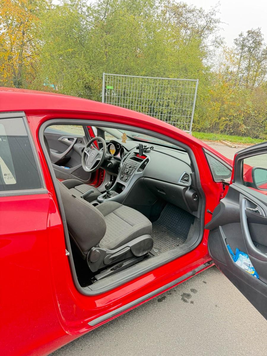 Opel Astra 2013 — photo 11