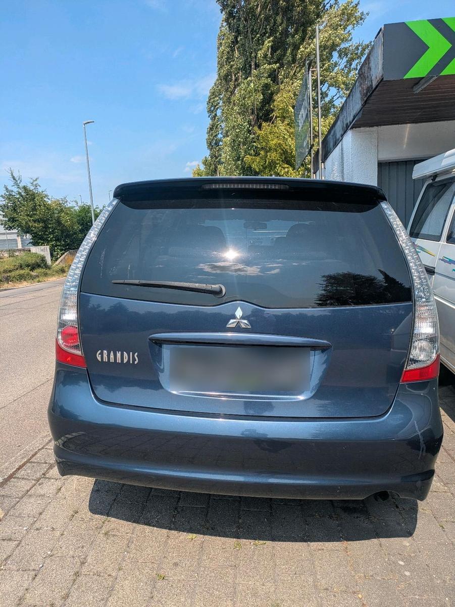 Mitsubishi Grandis 2005 — вигляд ззаду