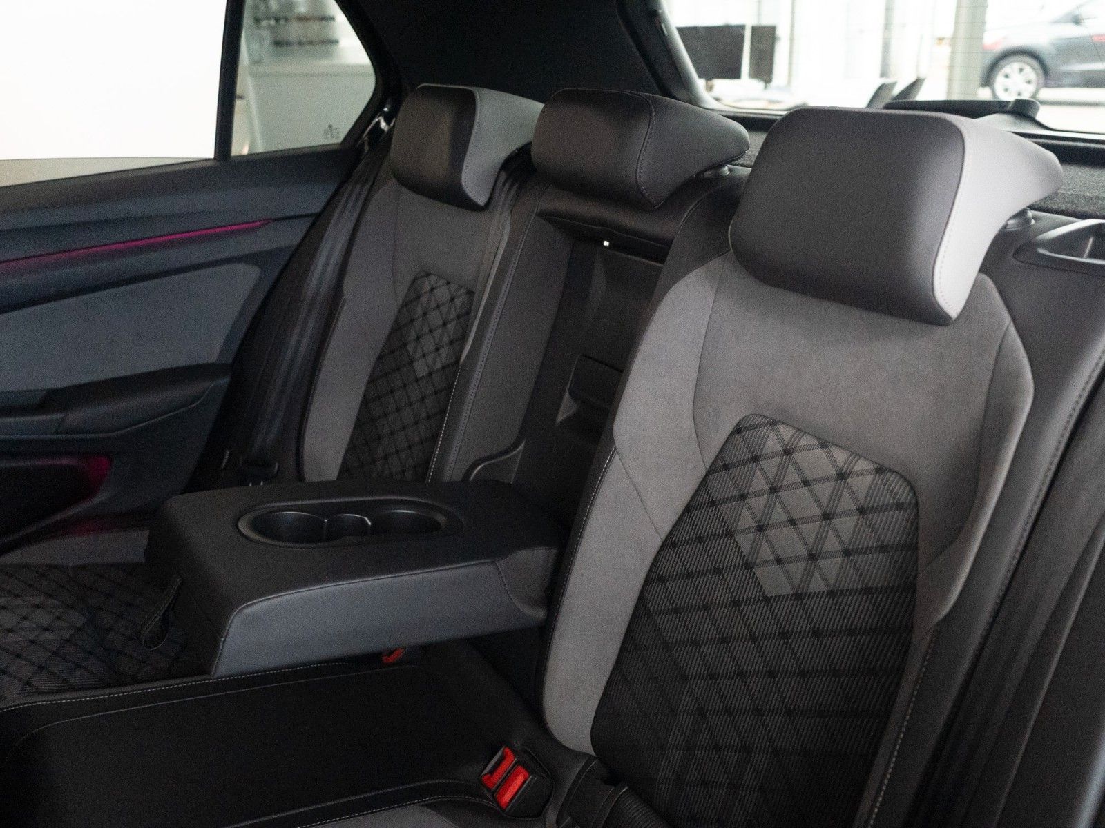 Fahrzeugabbildung Volkswagen Golf VIII Lim. R-Line eTSI AUTOM./STANDHZG./IQ-L