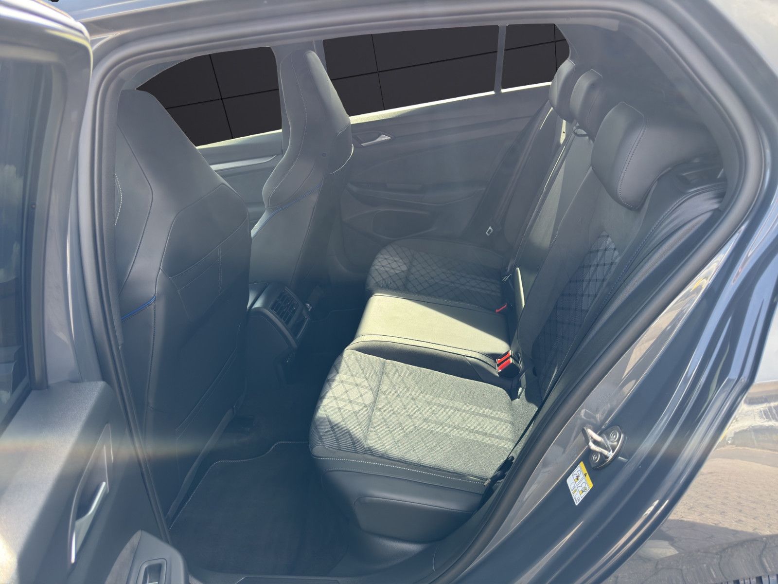 Fahrzeugabbildung Volkswagen Golf VIII R-Line/ACC/Navi/Ambiente/Apple CarPlay