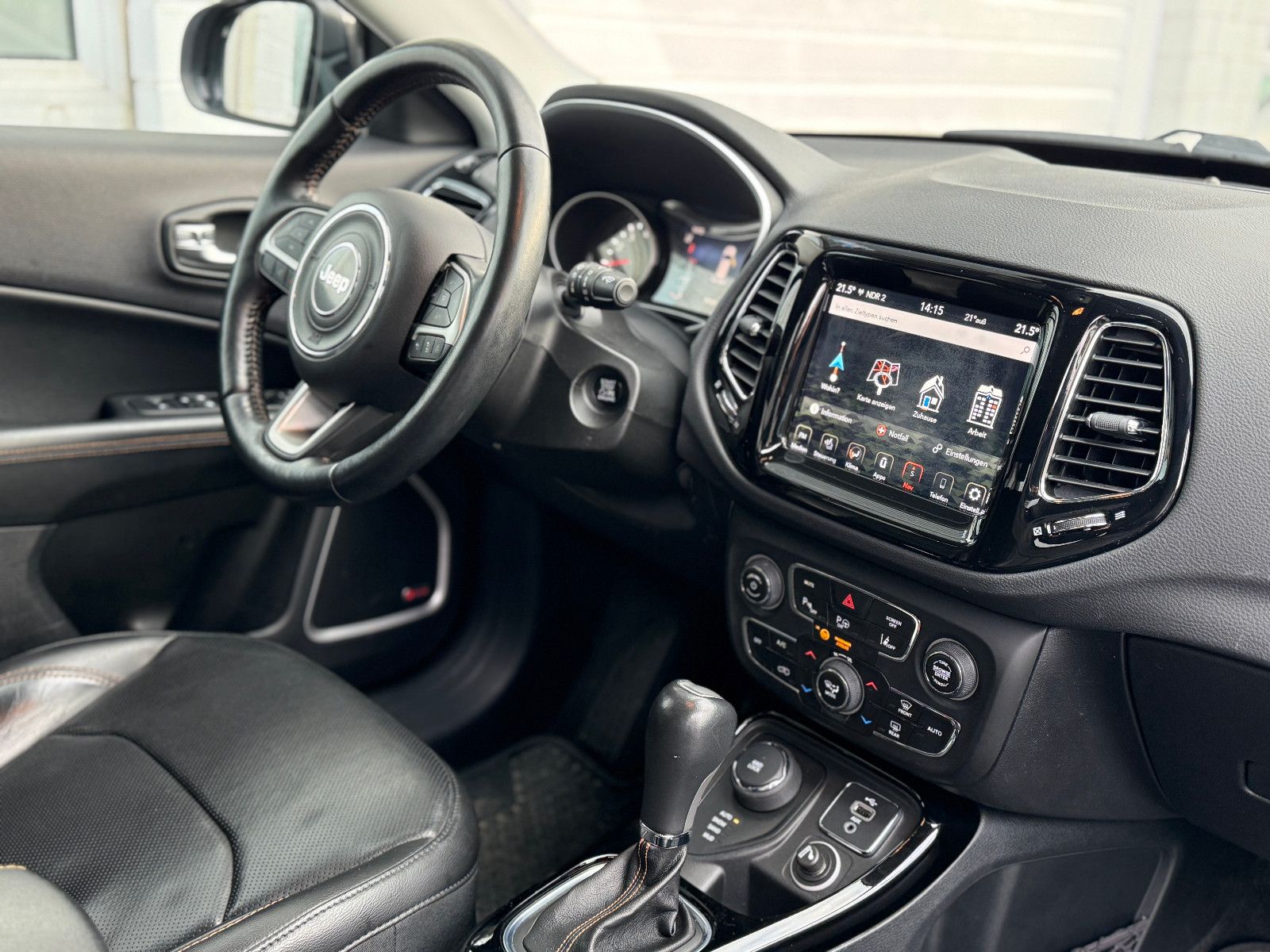 Fahrzeugabbildung Jeep Compass Limited Premium 4WD Leder LED Navi