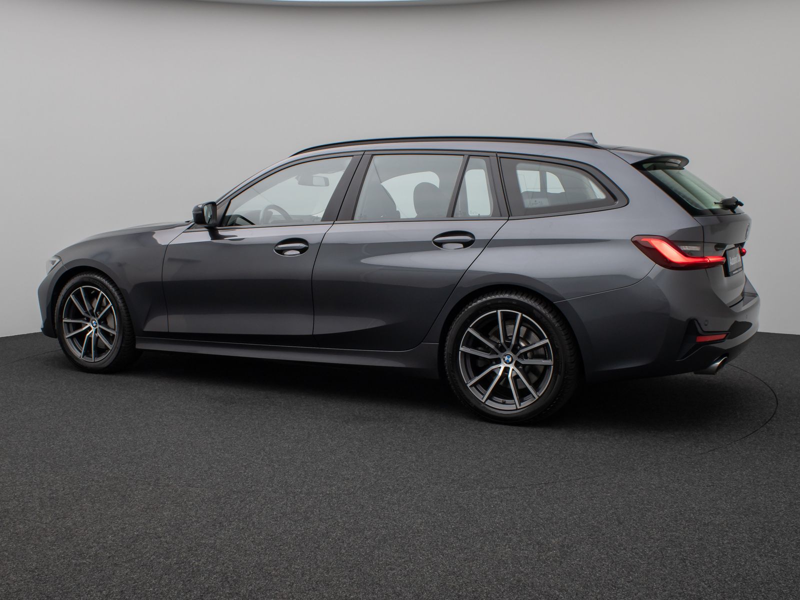 Fahrzeugabbildung BMW 330d xD Panorama DAB HiFi Stop&Go PDC AHK Sport