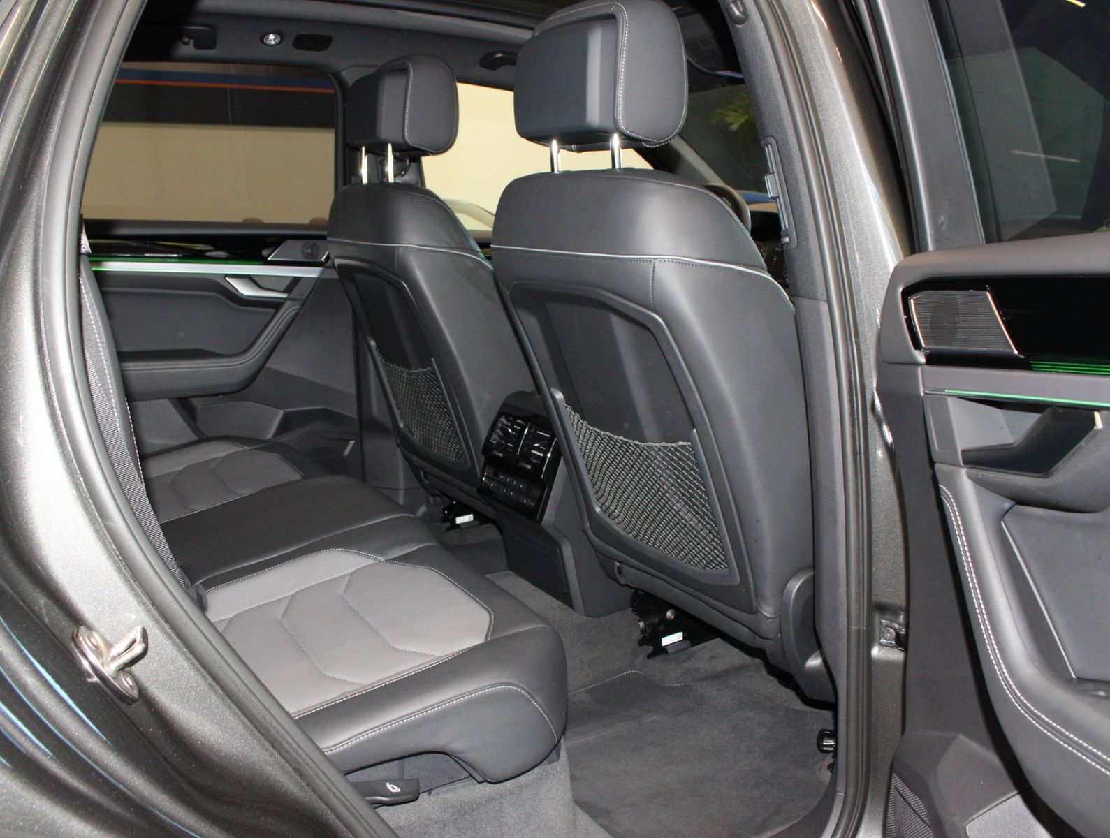 Fahrzeugabbildung Volkswagen Touareg 4.0 V8 TDI  4M  R-Line*PNRM*AHK*HUD*Voll