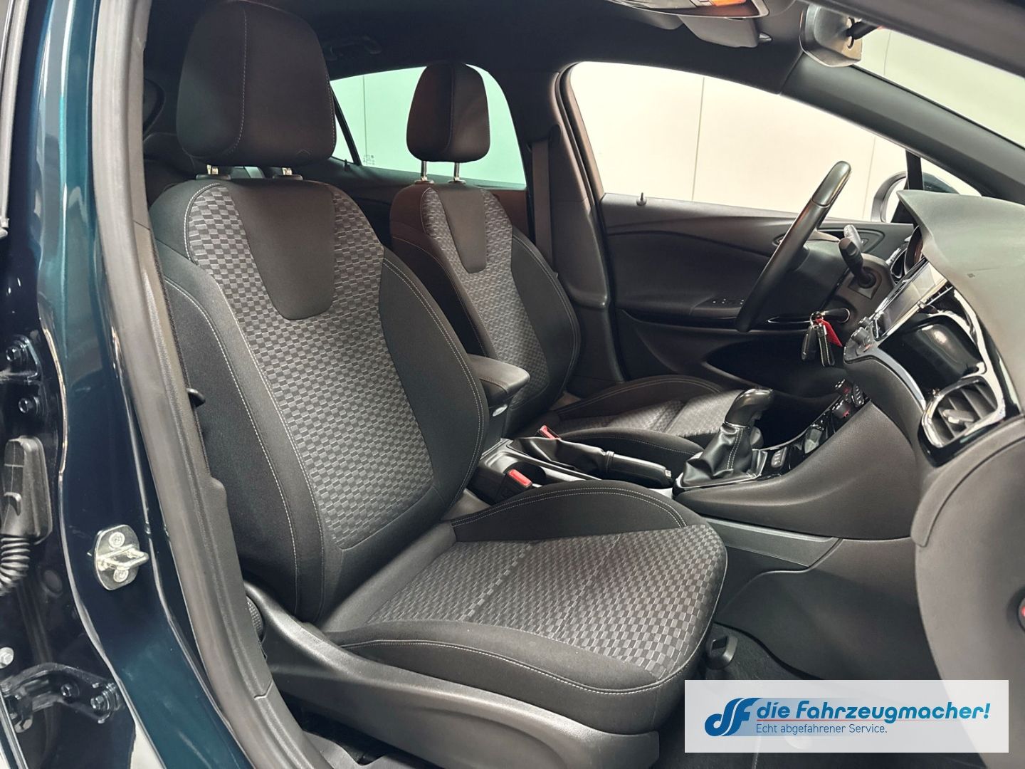 Fahrzeugabbildung Opel Astra K Dynamic Start Stop Apple CarPlay Android