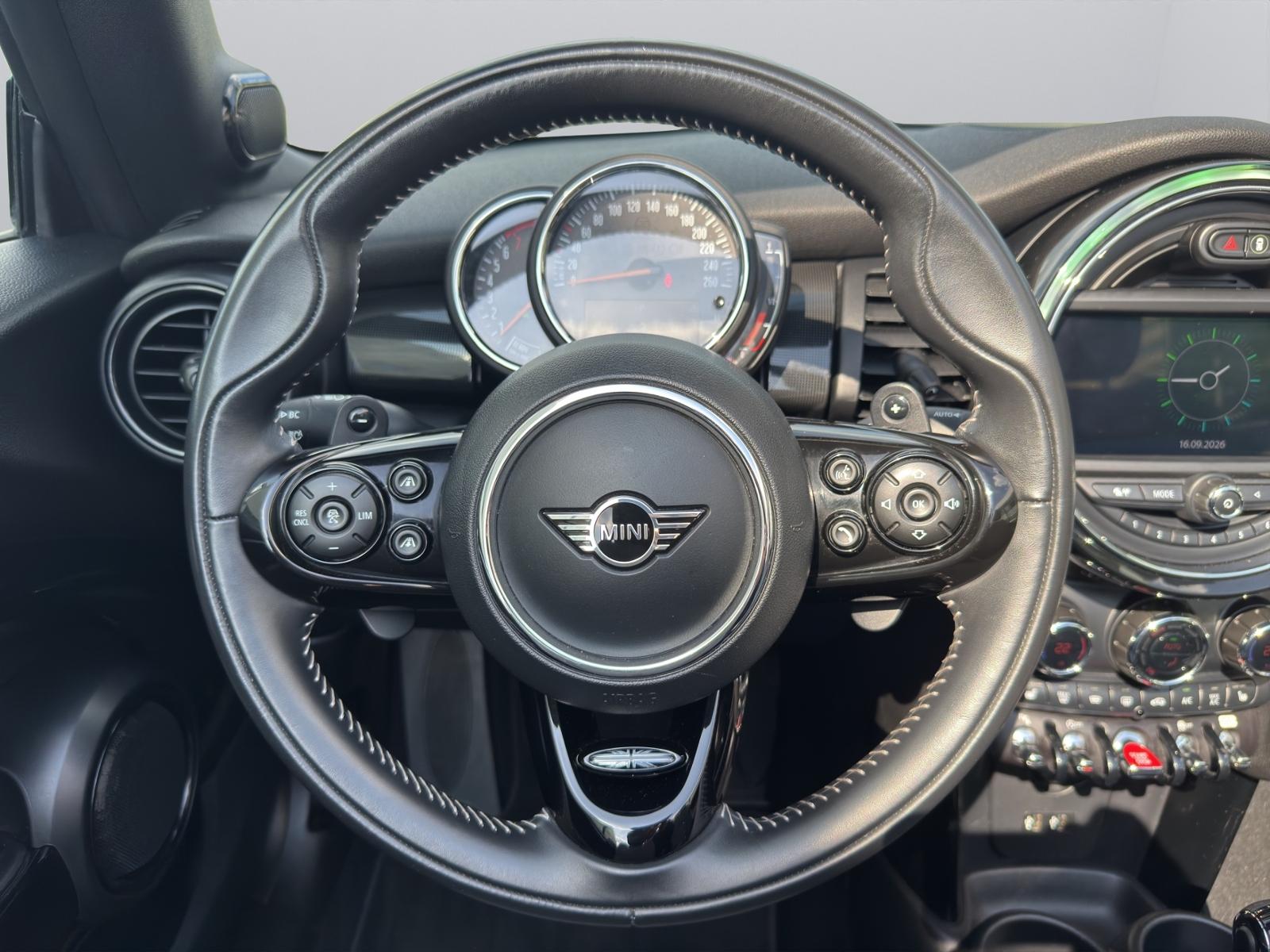 MINI Cooper S Cabrio Navi Kamera LED WirelessCharging