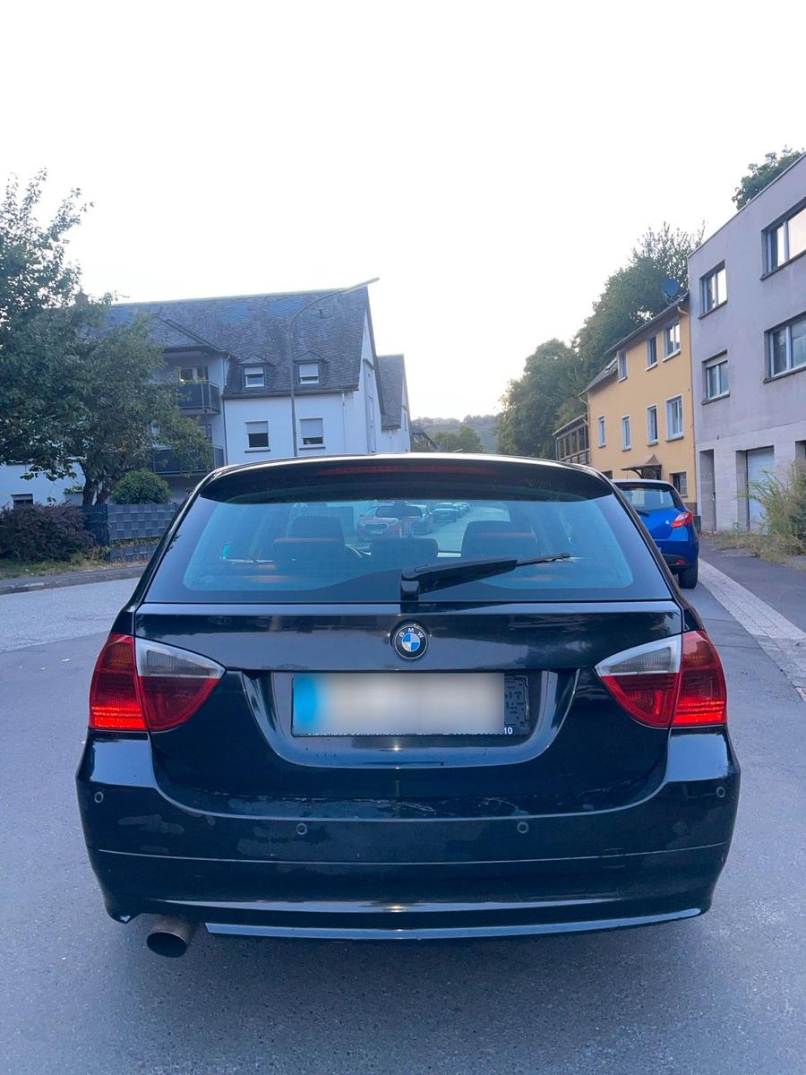 BMW 320 2006 — rear view