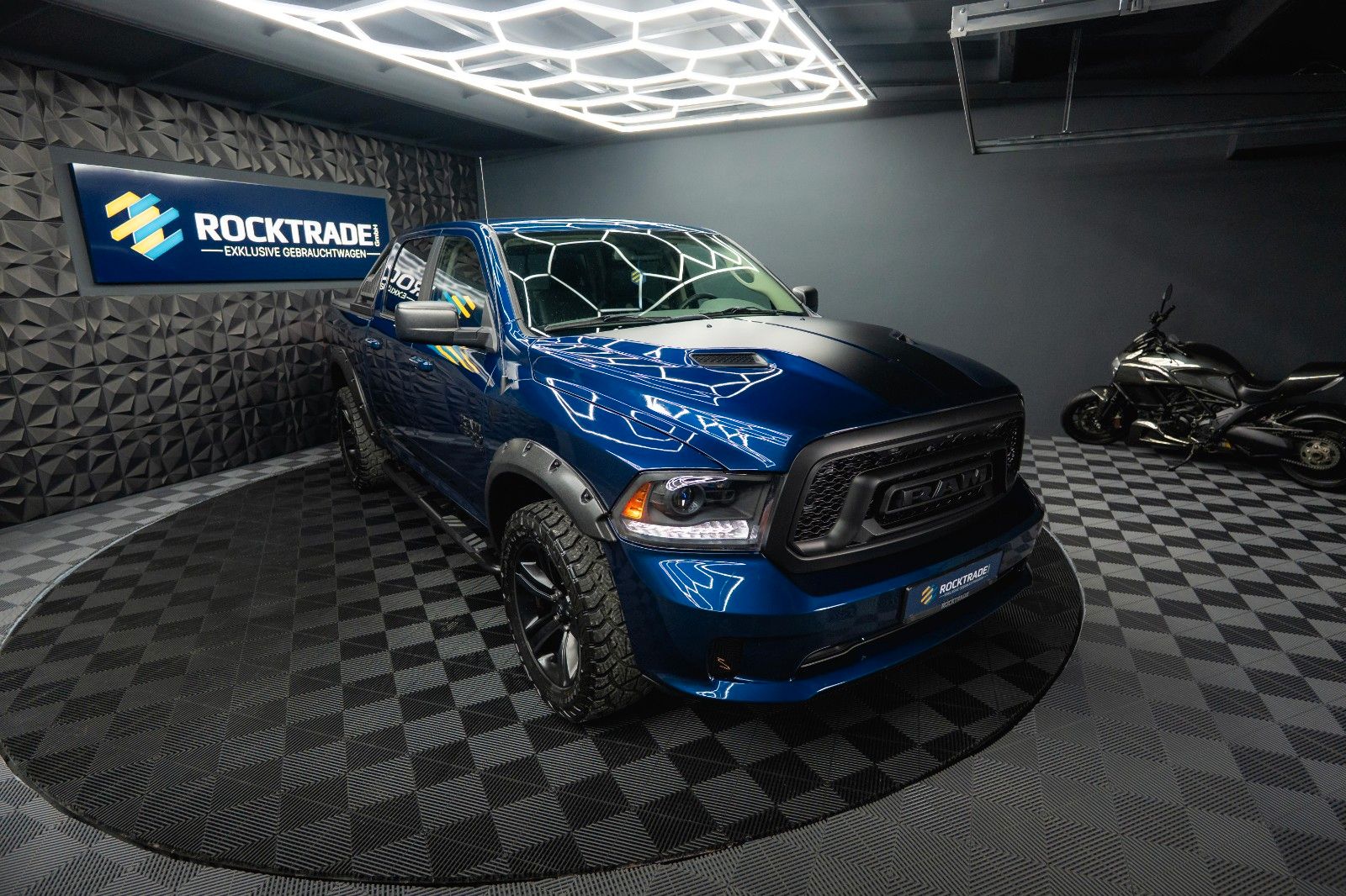 Fahrzeugabbildung Dodge RAM 5.7 V8 HEMI 4x4 OFFROAD Night Edition *19%*