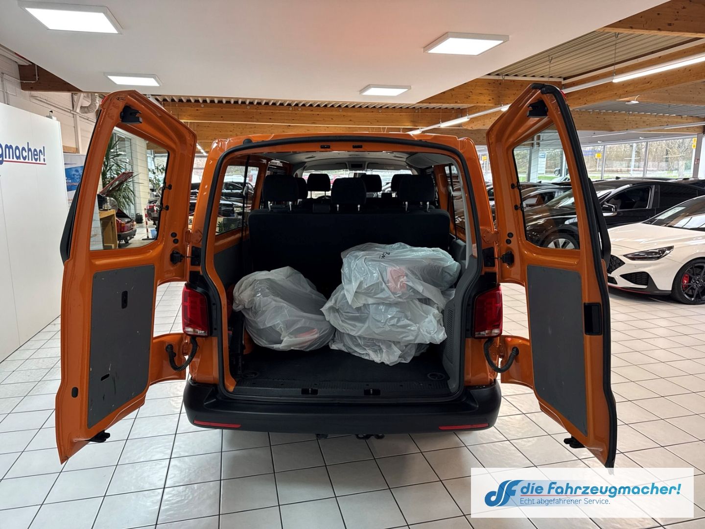 Fahrzeugabbildung Volkswagen Transporter T6.1 Kombi lang FWD DAB Notbremsass