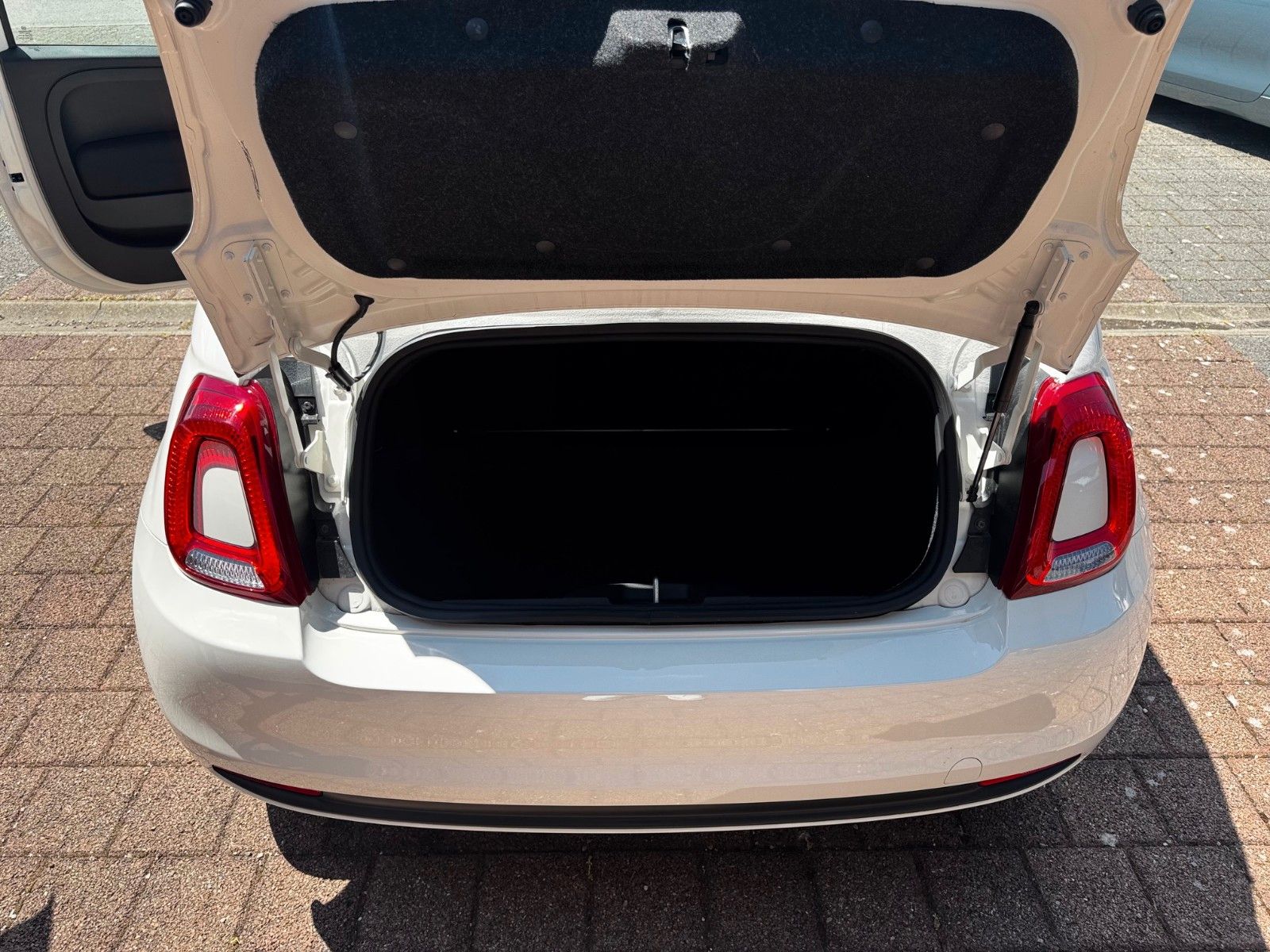 Fahrzeugabbildung Fiat 500C Carplay Tempomat Klima Tageszulassung
