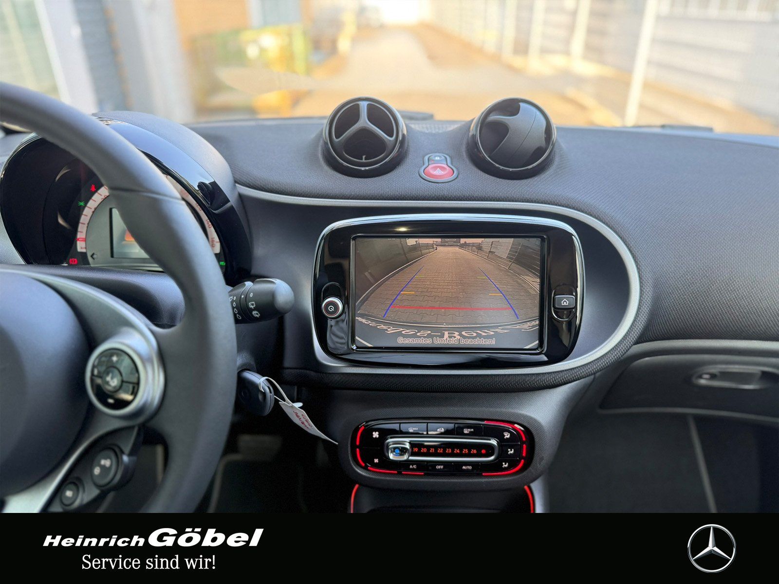 Fahrzeugabbildung Smart SMART EQ FORTWO*PANO*AMBIENTE*KAMERA*LED*PDC