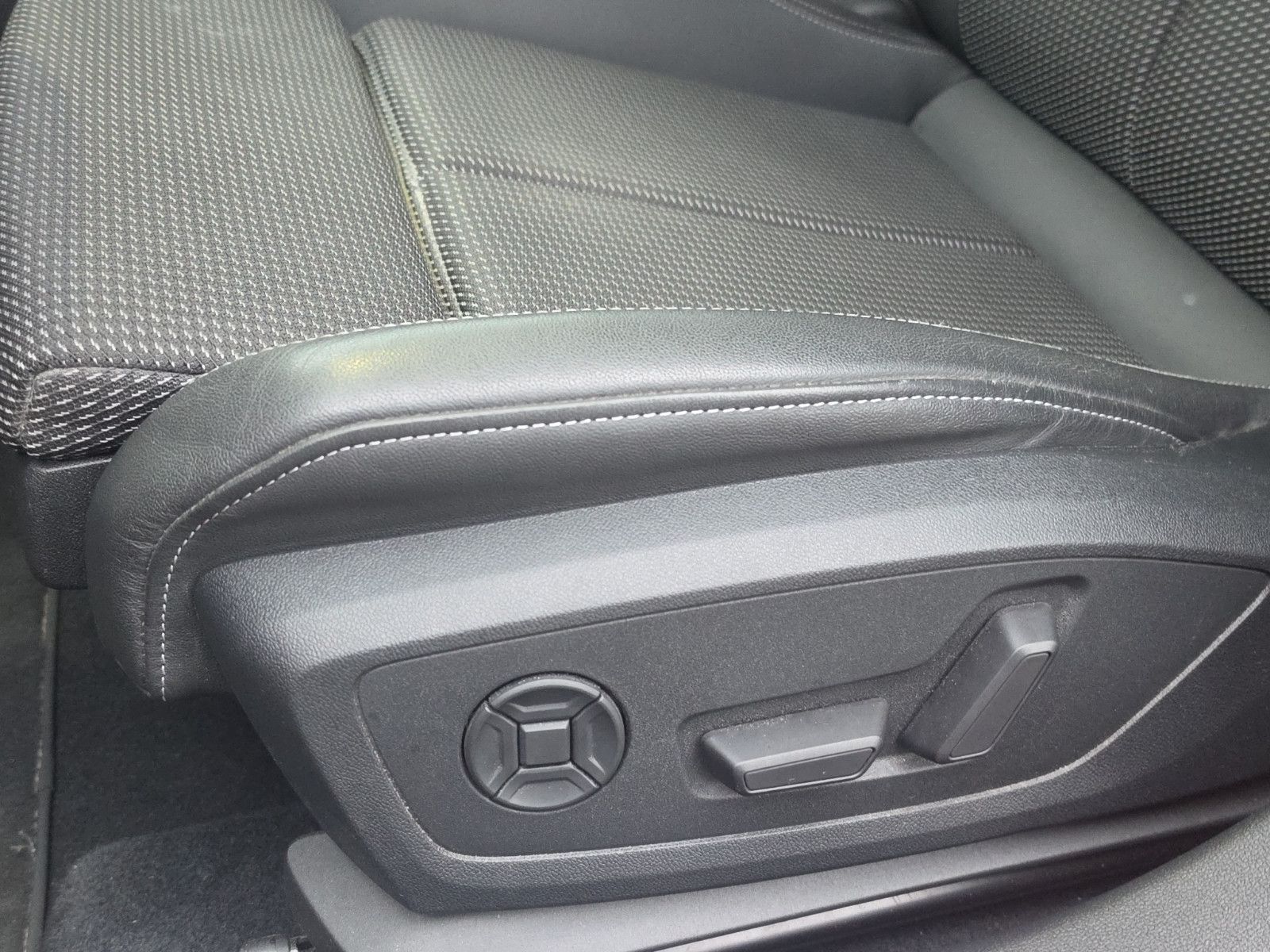 Fahrzeugabbildung Audi A3 Sportback 30 TDI S line LED AHK Kamera