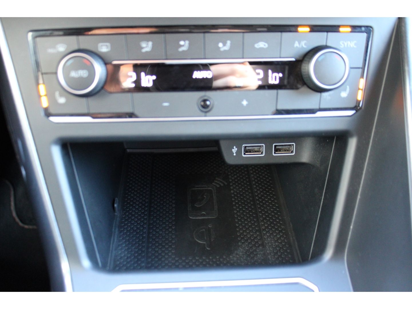 Fahrzeugabbildung Volkswagen Polo VI GTI 2.0TSI DSG ACC LED Milltek H&R PDC R