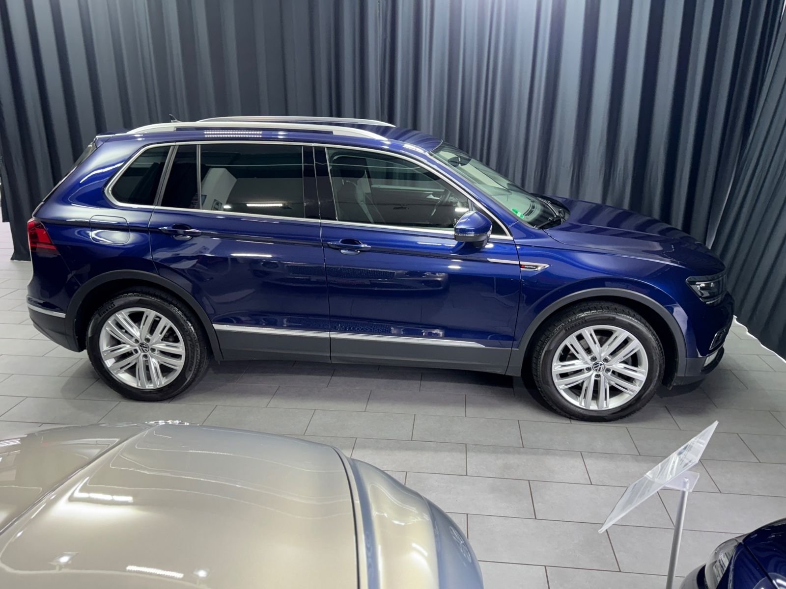 Fahrzeugabbildung Volkswagen Tiguan Highline 4Motion|MASSAGE|AHK|HEAD-UP|DSG|