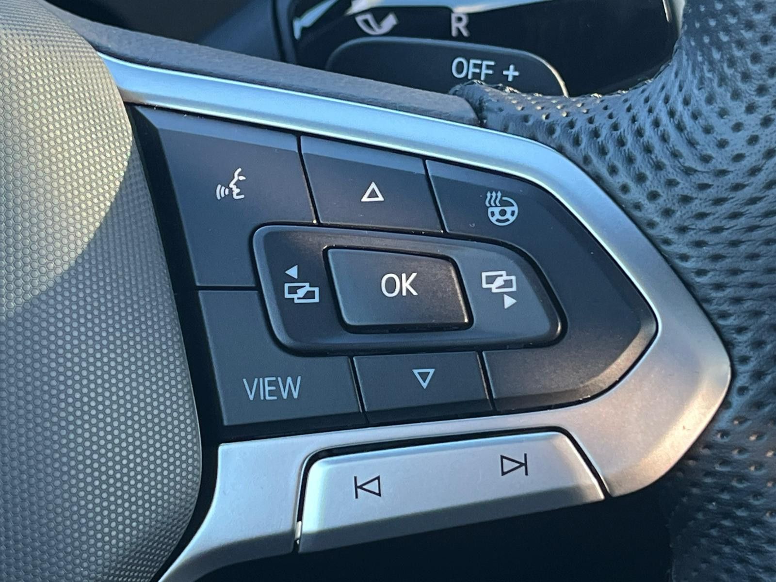 Fahrzeugabbildung Volkswagen Tiguan 2.0 TDI 4M R-Line PANO*H&K*AHK*MATRIX*20"