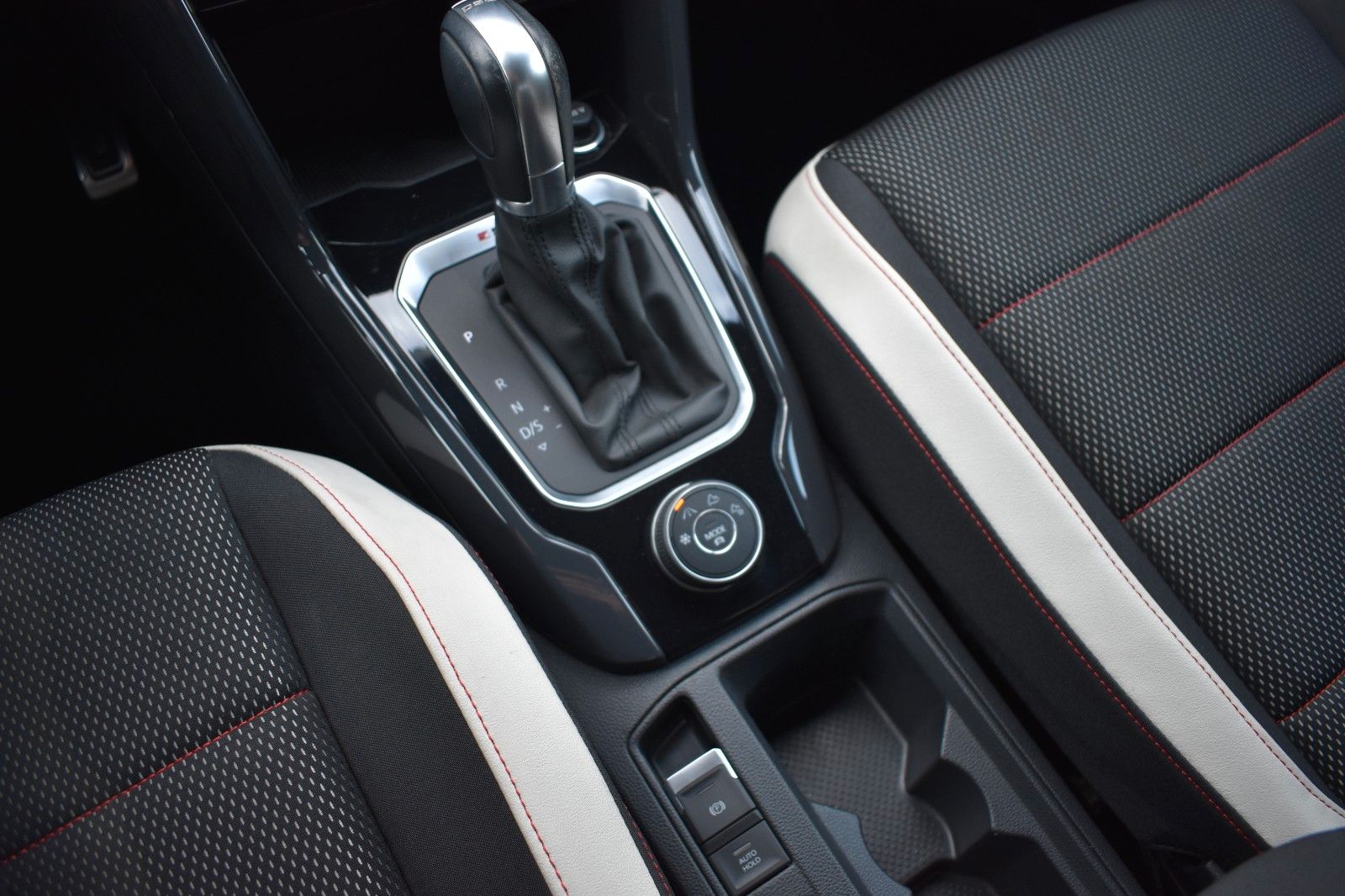 Fahrzeugabbildung Volkswagen T-Roc Sport 4Motion LED AHK Applecar Automatik