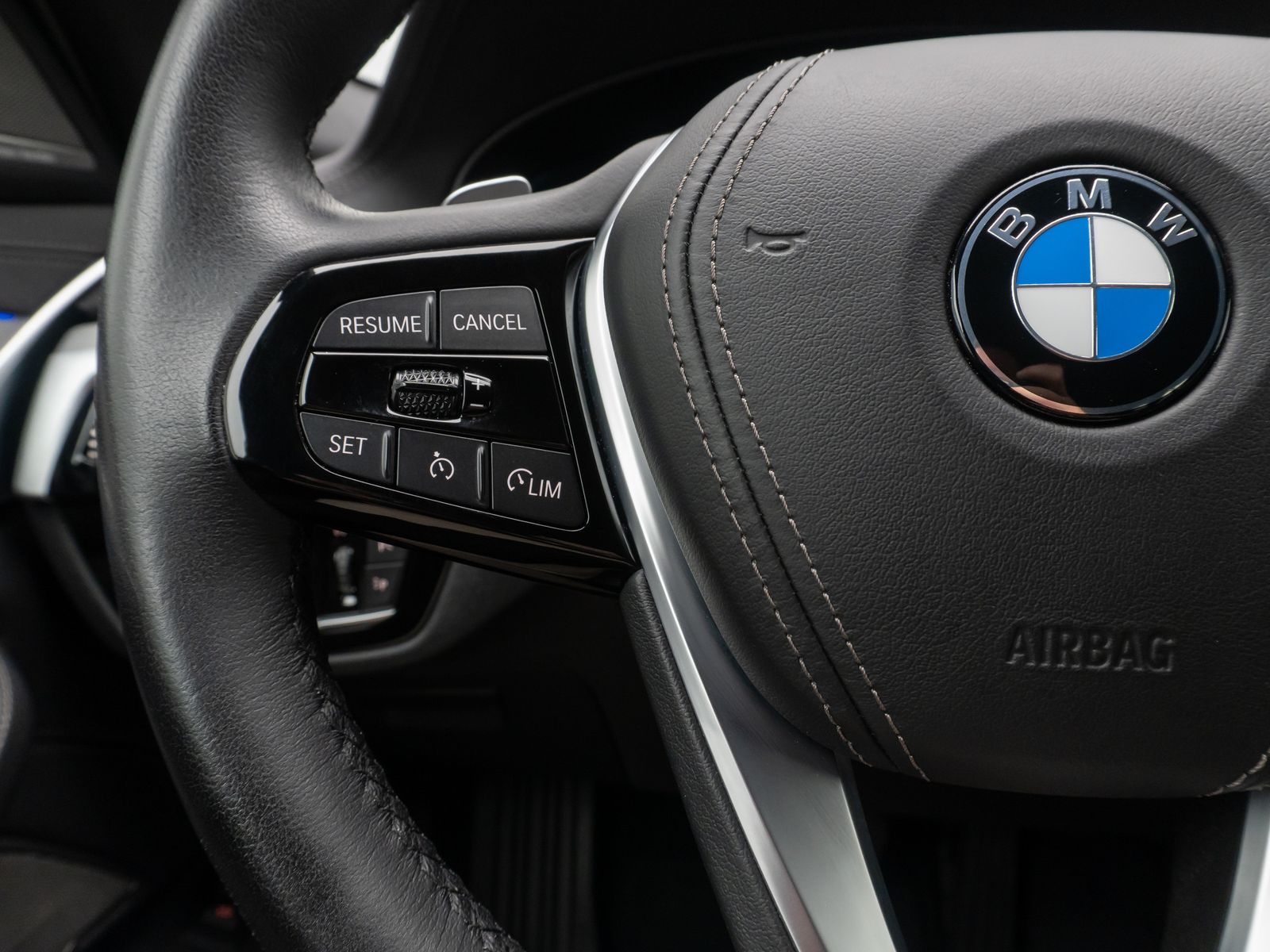 Fahrzeugabbildung BMW 530d Luxury Line DAB Kamera HUD Leder H/K 19Zoll