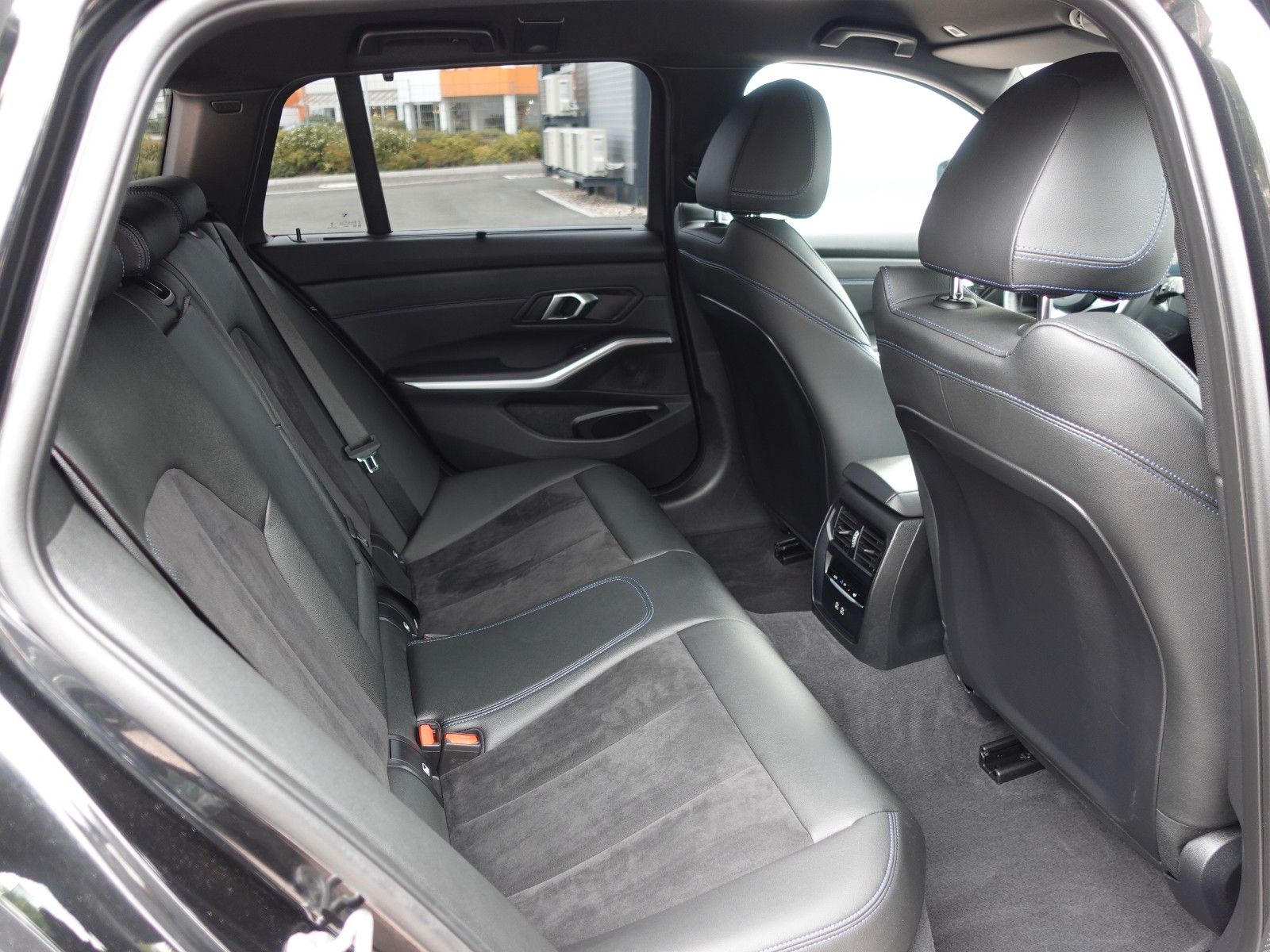 Fahrzeugabbildung BMW 318i Touring Auto M Sportpaket 18"/HiFi/LED/Navi