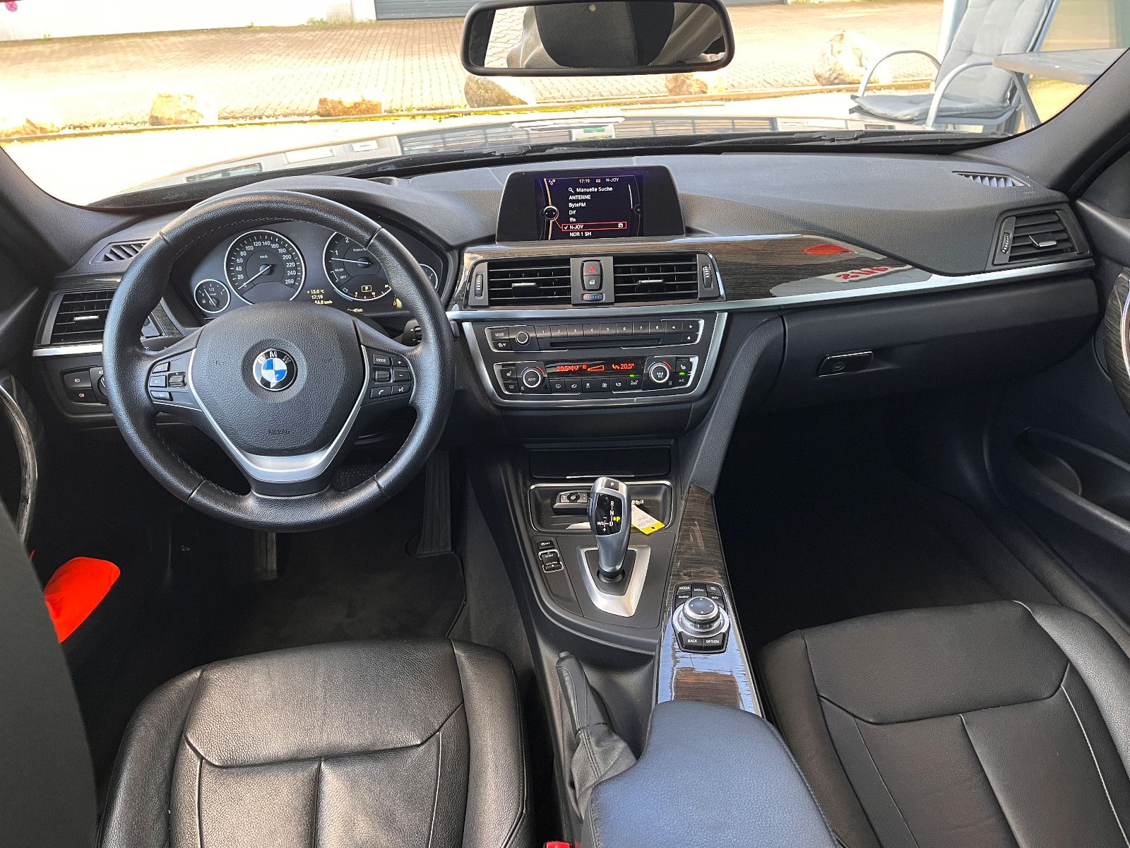 Fahrzeugabbildung BMW 330 Touring 330 d xDrive Automatik/ Panorama