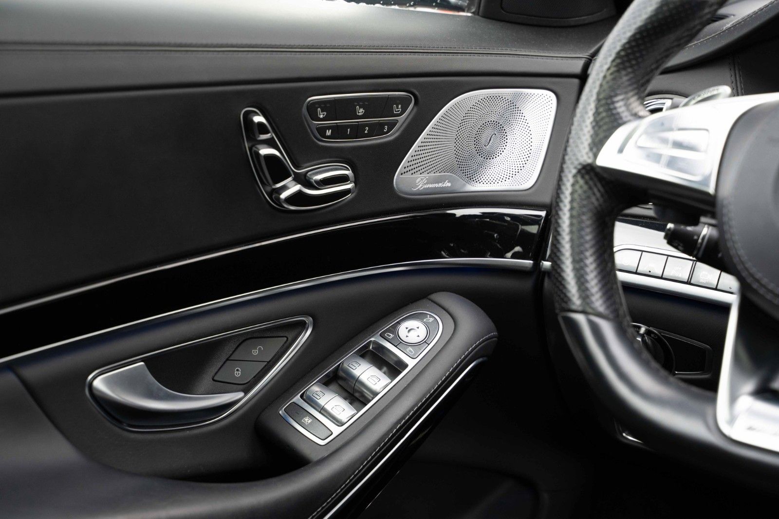 Fahrzeugabbildung Mercedes-Benz S 63 AMG L 4MATIC BURM PANO HUD LED DVD 360°