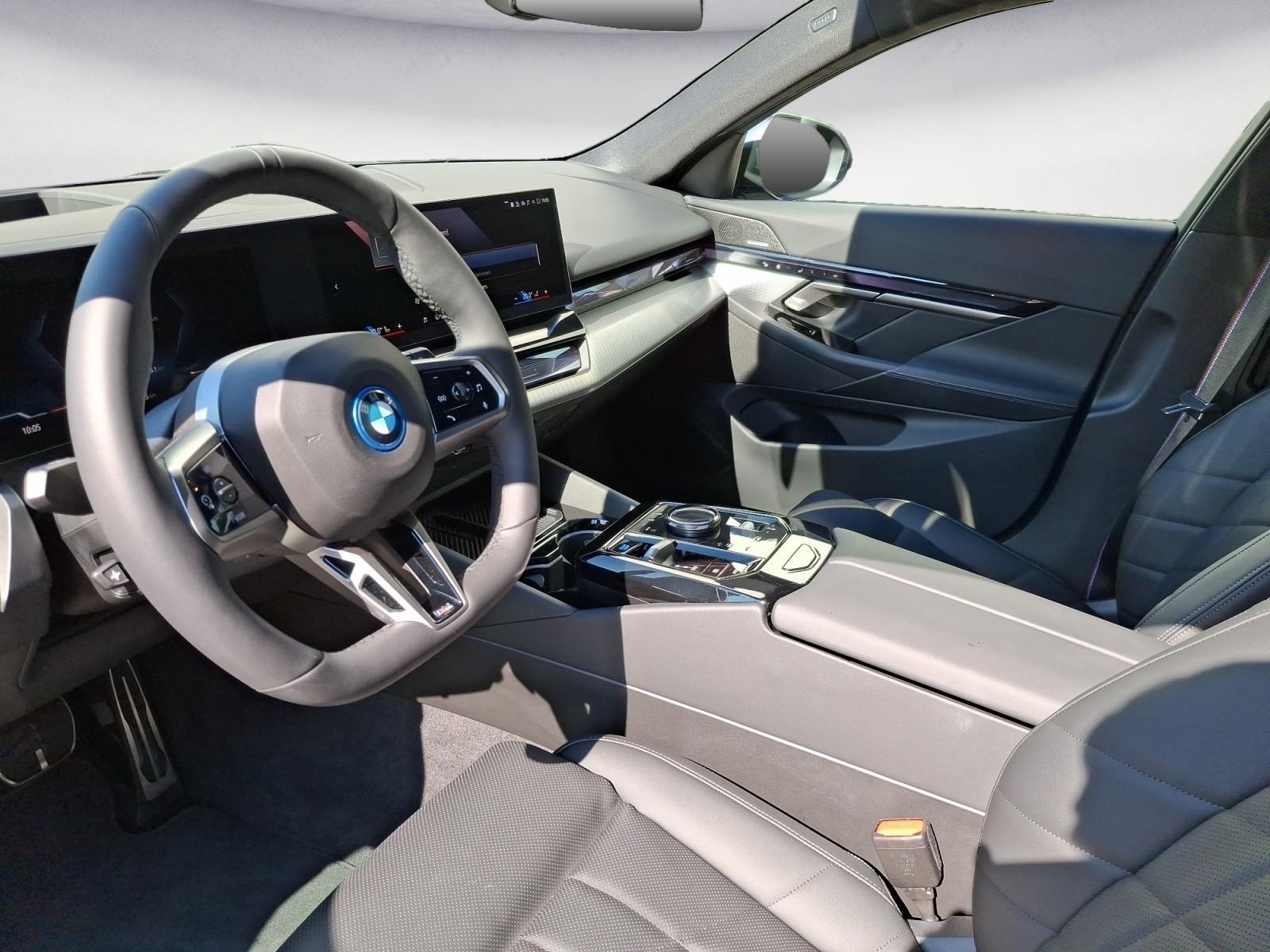 BMW i5 xDrive40 Touring M Sportpaket Pro AHK Driving