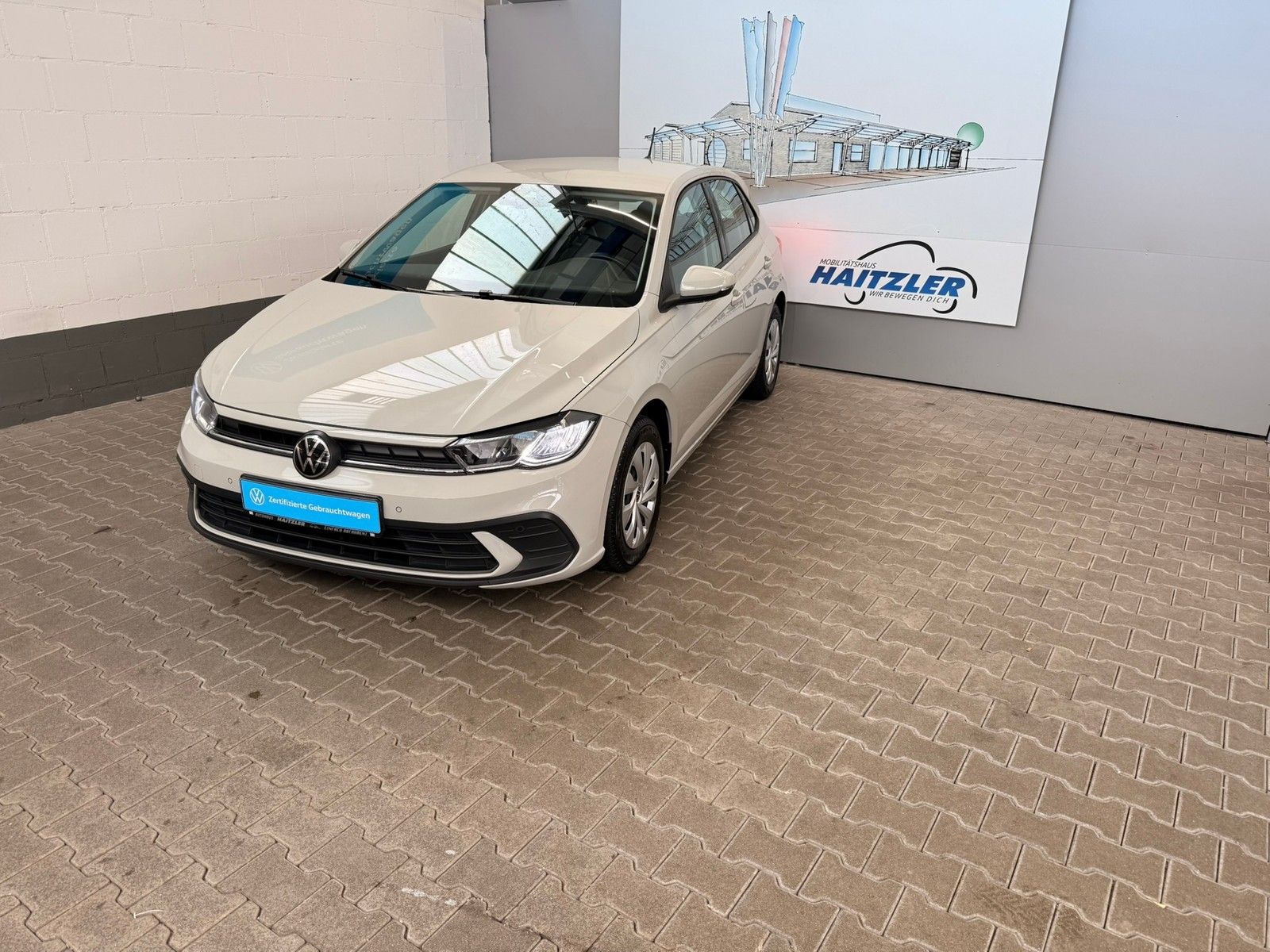 Fahrzeugabbildung Volkswagen Polo 1,0 TSI Life 5-Gang Schaltung + App Connect