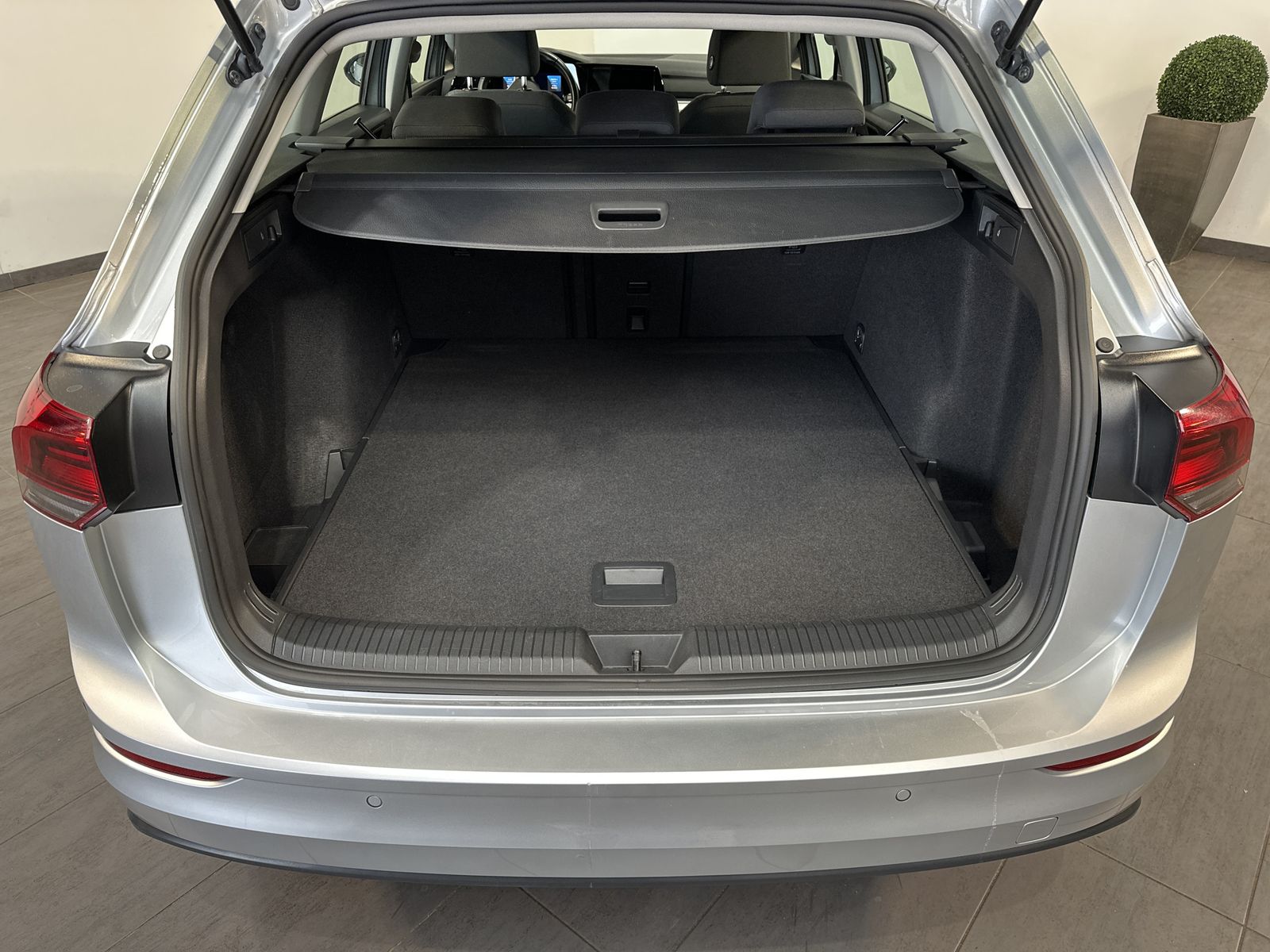 Fahrzeugabbildung Volkswagen Golf Variant 2.0 TDI DSG Life NAV+LED+KAM+AHK+VC