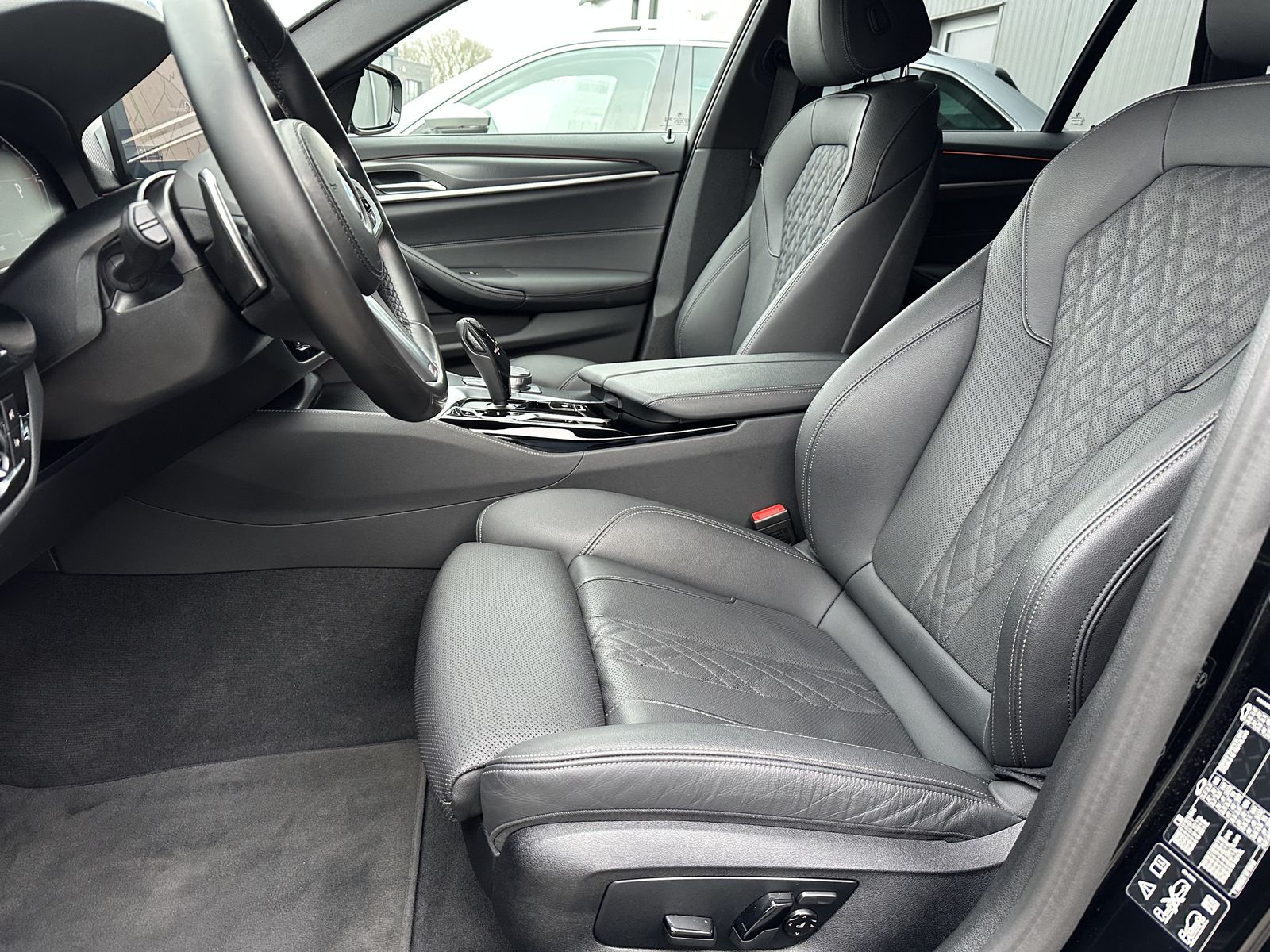 Fahrzeugabbildung BMW 520d Touring xDrive M-Sport NAV+LED+AHK+KAM+ACC