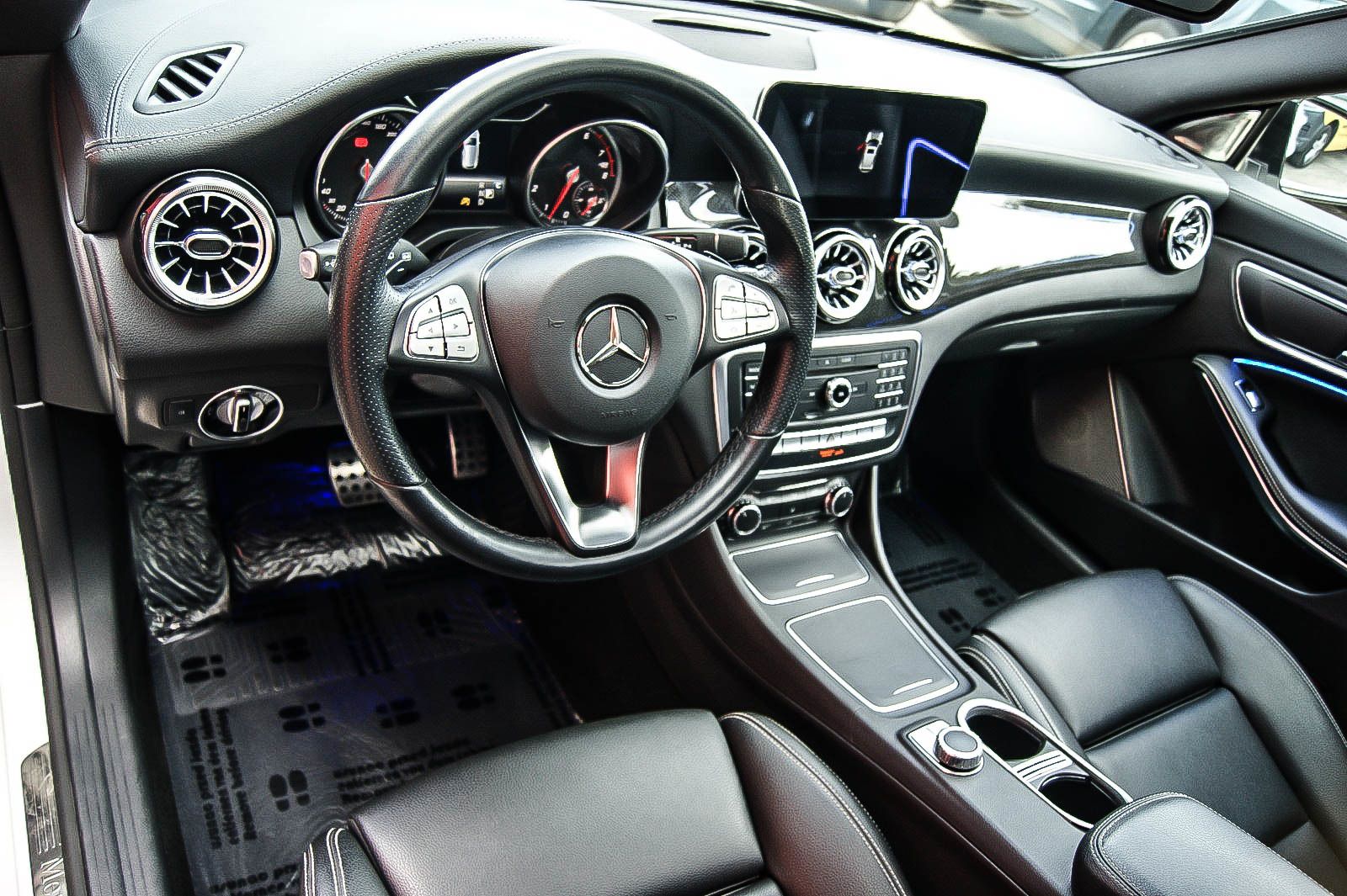 Fahrzeugabbildung Mercedes-Benz CLA 180 7G-DCT Urban Style Edition AMG PANORAMA