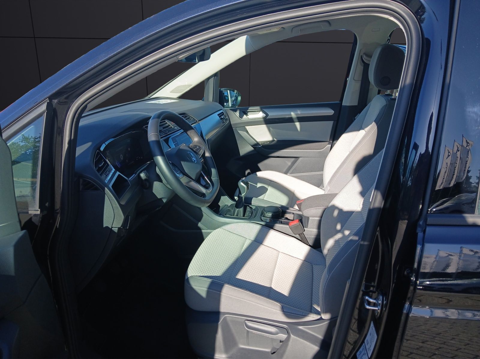 Fahrzeugabbildung Volkswagen Touran TSI Comfortline 7-Si Navi AID ACC PDC SH