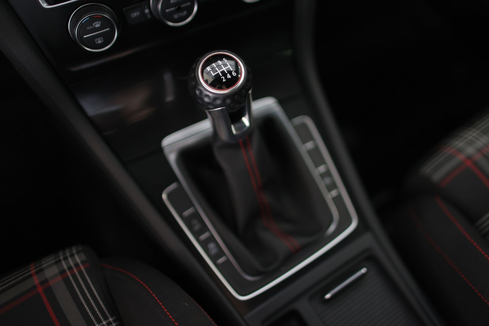 Volkswagen Golf VII 2,0 GTI BMT SCHALTER / 2. BESITZ foto 14