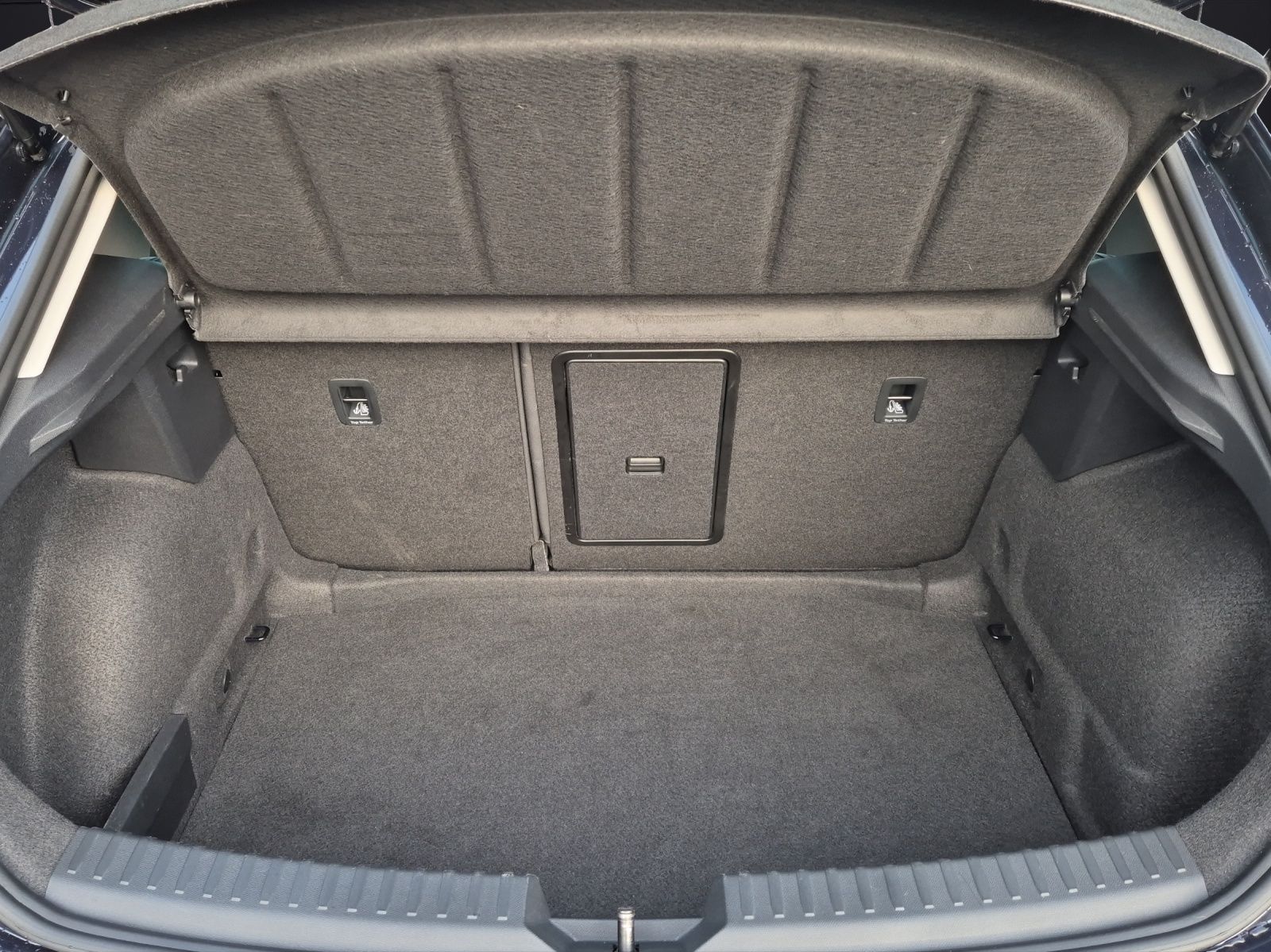 Fahrzeugabbildung SEAT Leon eTSI FR-Line DSG LED Navi GRA PDC SH