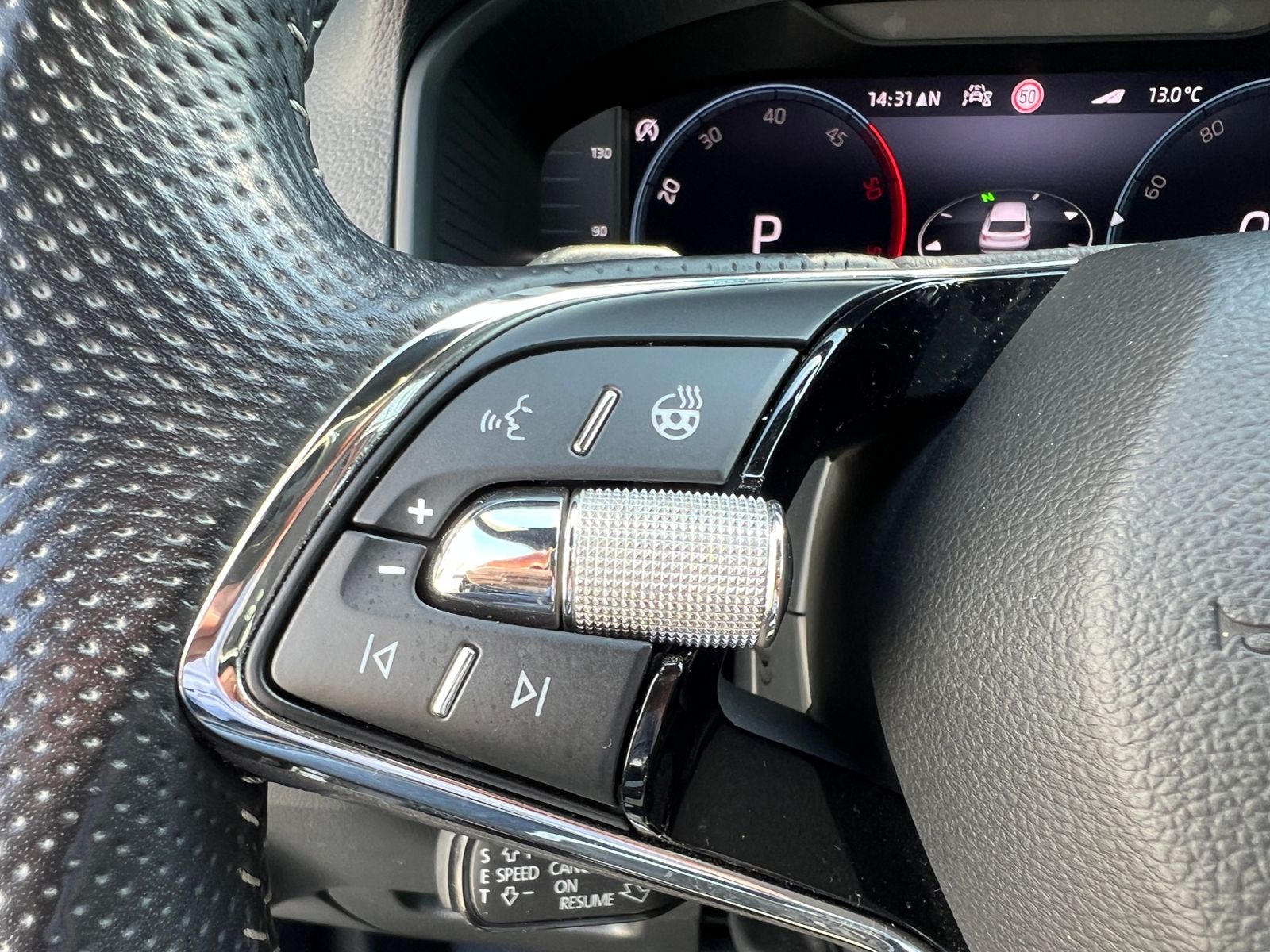 Fahrzeugabbildung SKODA Karoq Sportline 2.0 TDI DSG 4x4 "AHK, Matrix-LED