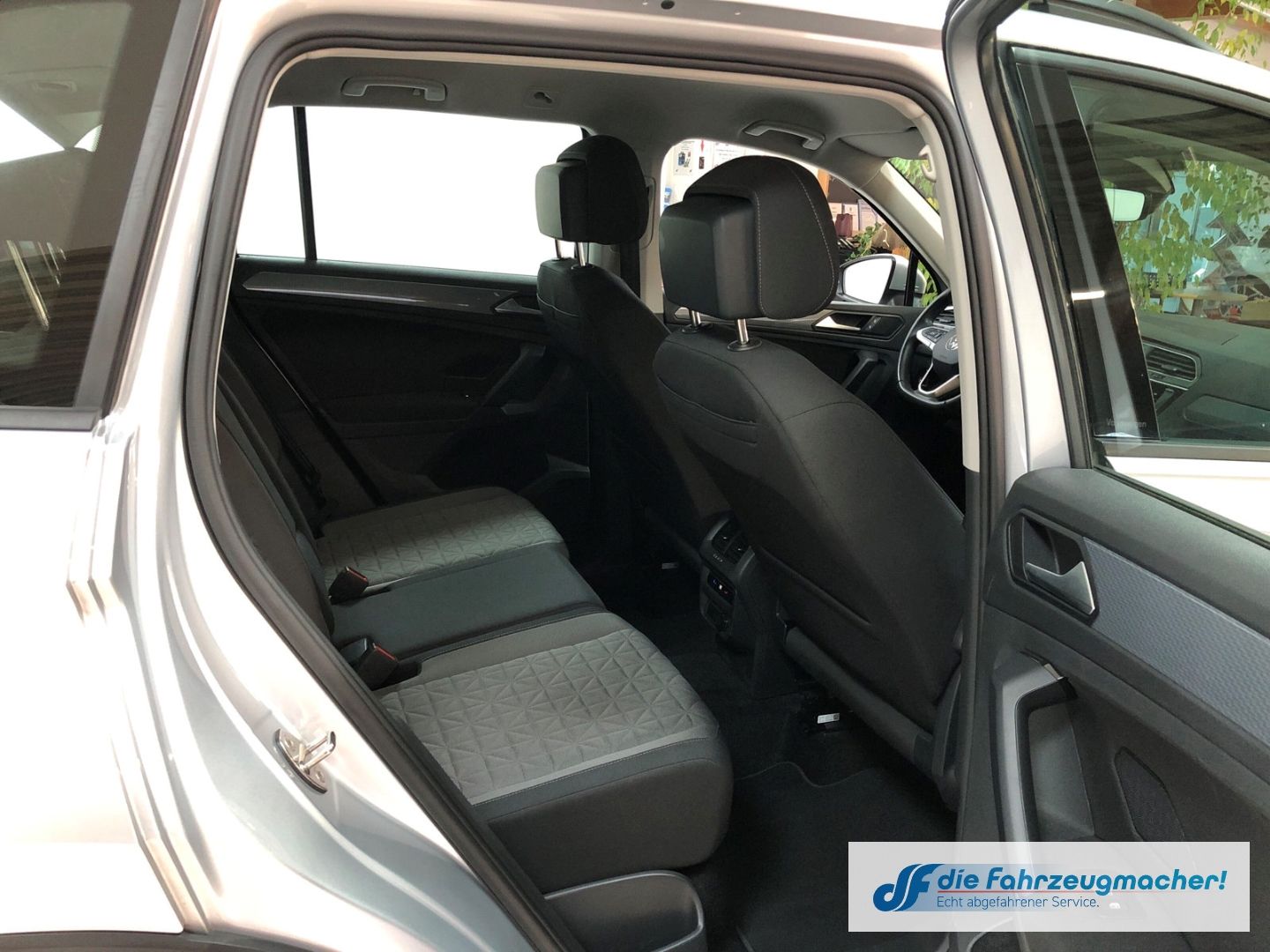 Fahrzeugabbildung Volkswagen Tiguan Life 4Motion 2.0 TDI BMT Navi LED ACC Car