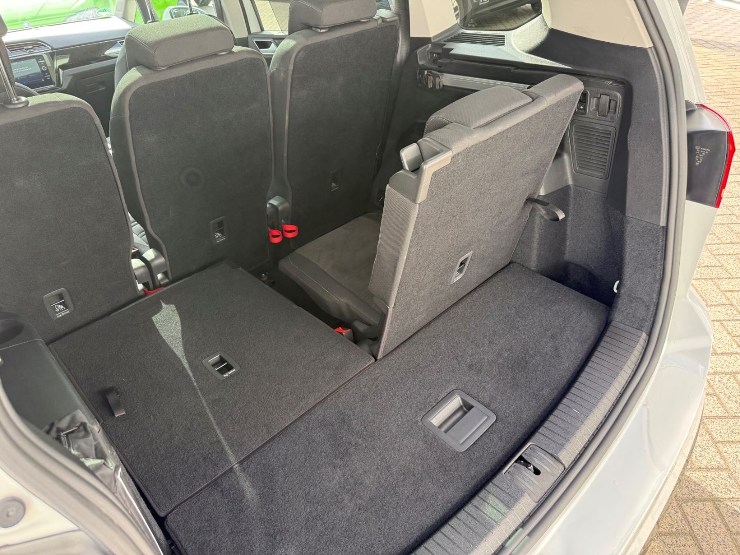 Fahrzeugabbildung Volkswagen Touran Highline BMT Sportpaket AHK Pano Navi LED