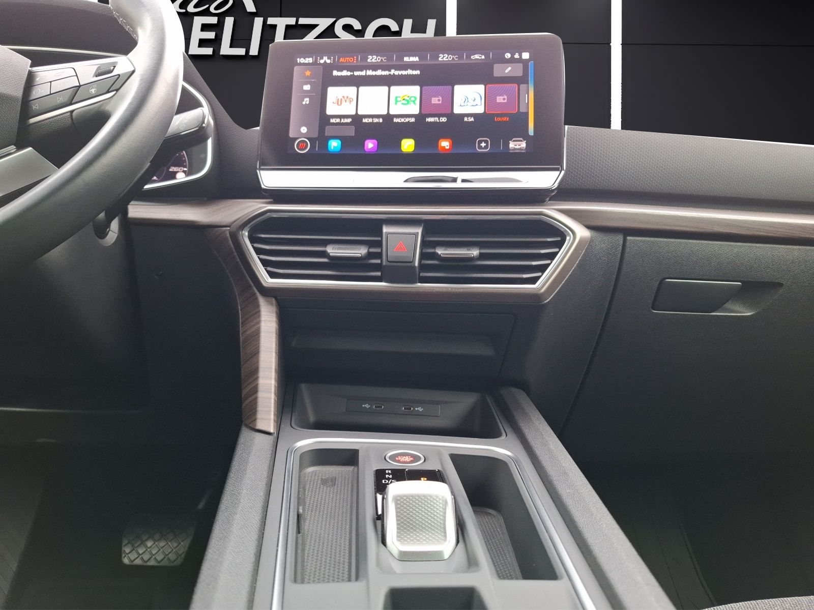 Fahrzeugabbildung SEAT Leon ST eTSI Xcellence DSG LED AHK Navi ACC RFK