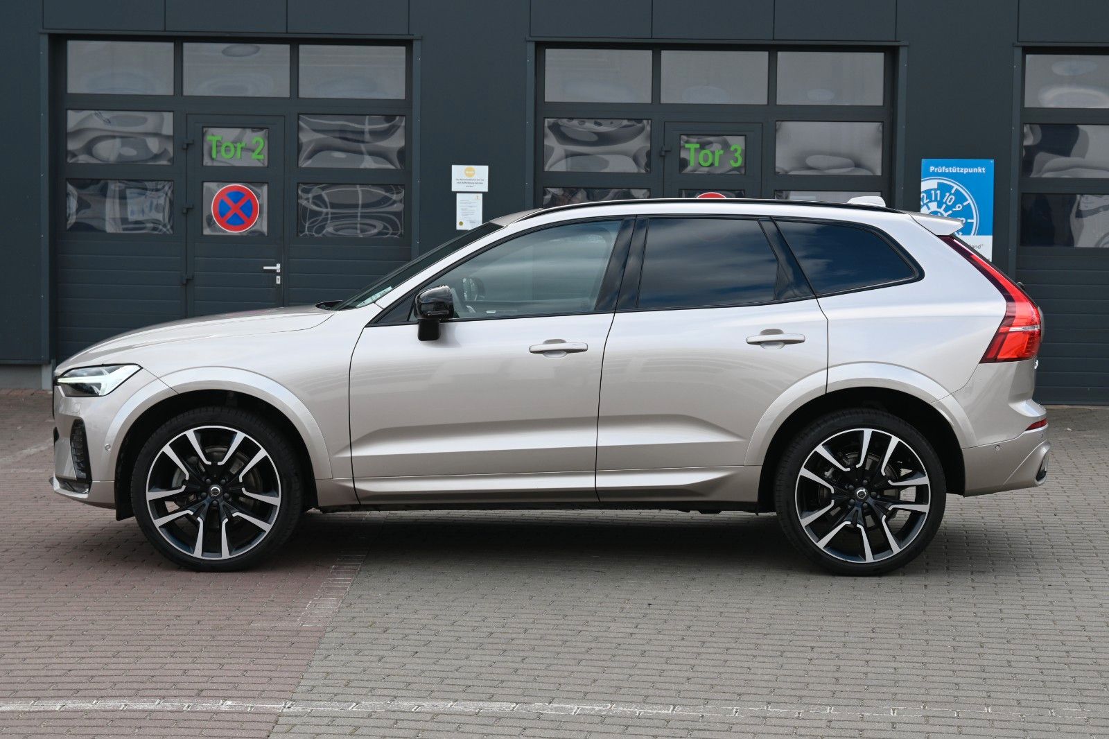 Fahrzeugabbildung Volvo XC60 B5D AWD UltimateDark*PANO*STHZ*LUFT*B&W*22"