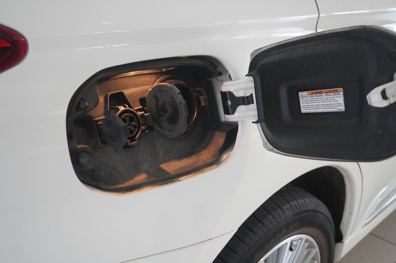 Fahrzeugabbildung Mitsubishi Outlander 2.4 PHEV 4WD NAVI/LED/KAMERA/DAB/AHK