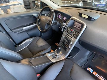 Volvo XC60 Momentum AWD *BI-XENON*PANO*NAVI*PDC*AHK*