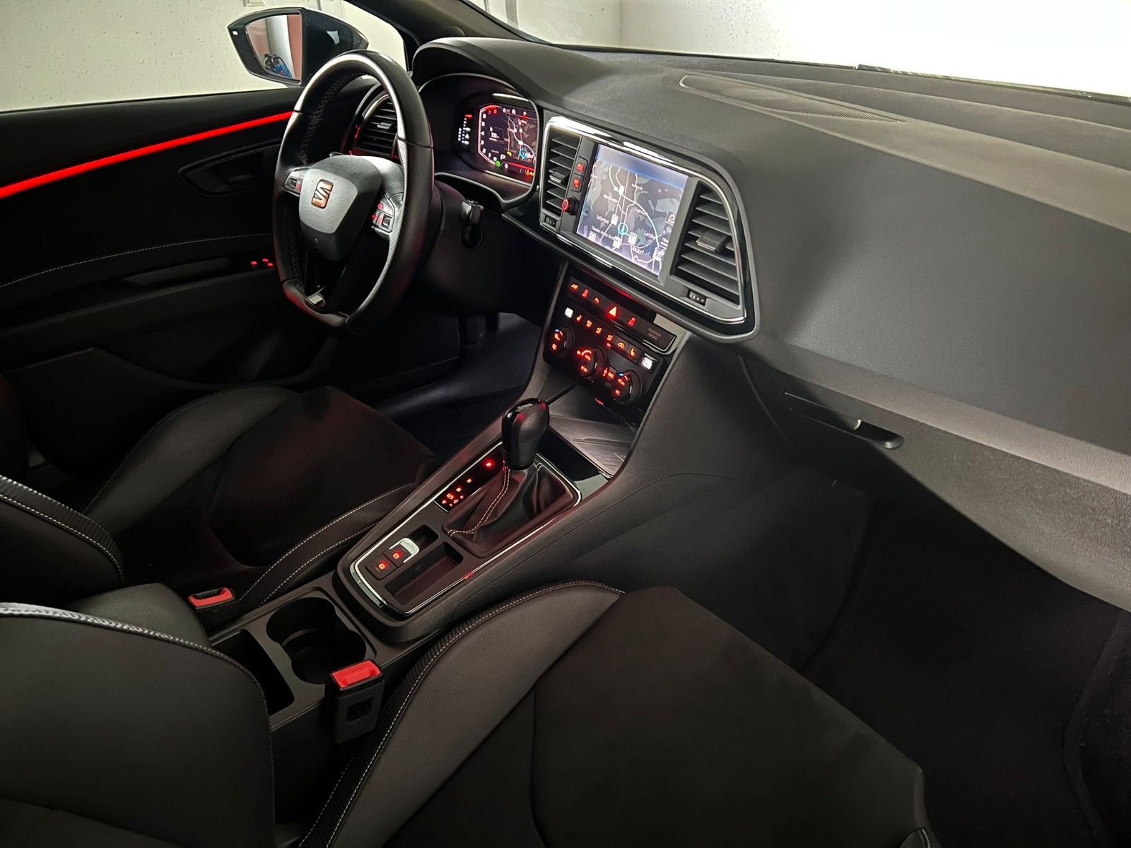 Fahrzeugabbildung SEAT Leon ST Cupra 300 4Dr. PERFORMANCE/SCHALE/BEATS