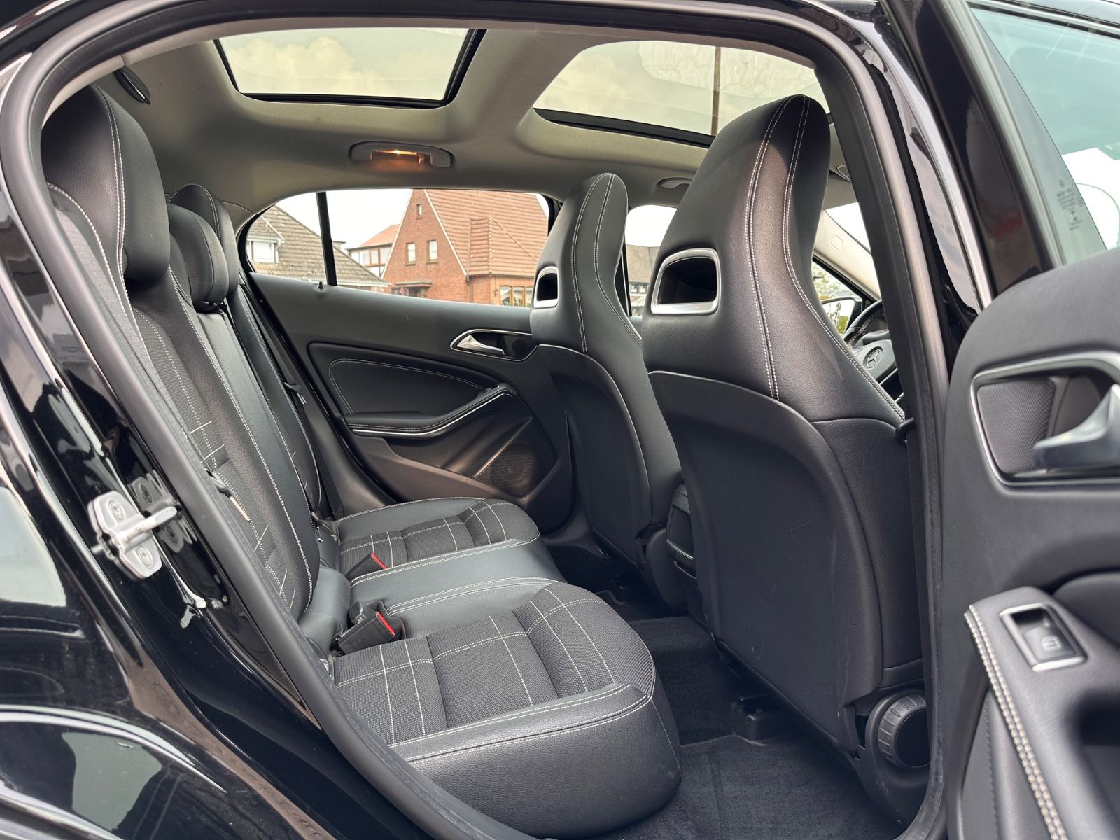 Fahrzeugabbildung Mercedes-Benz GLA 220 CDI Urban DCT AHK/Pano/SHZG/STANDHZG/GRA
