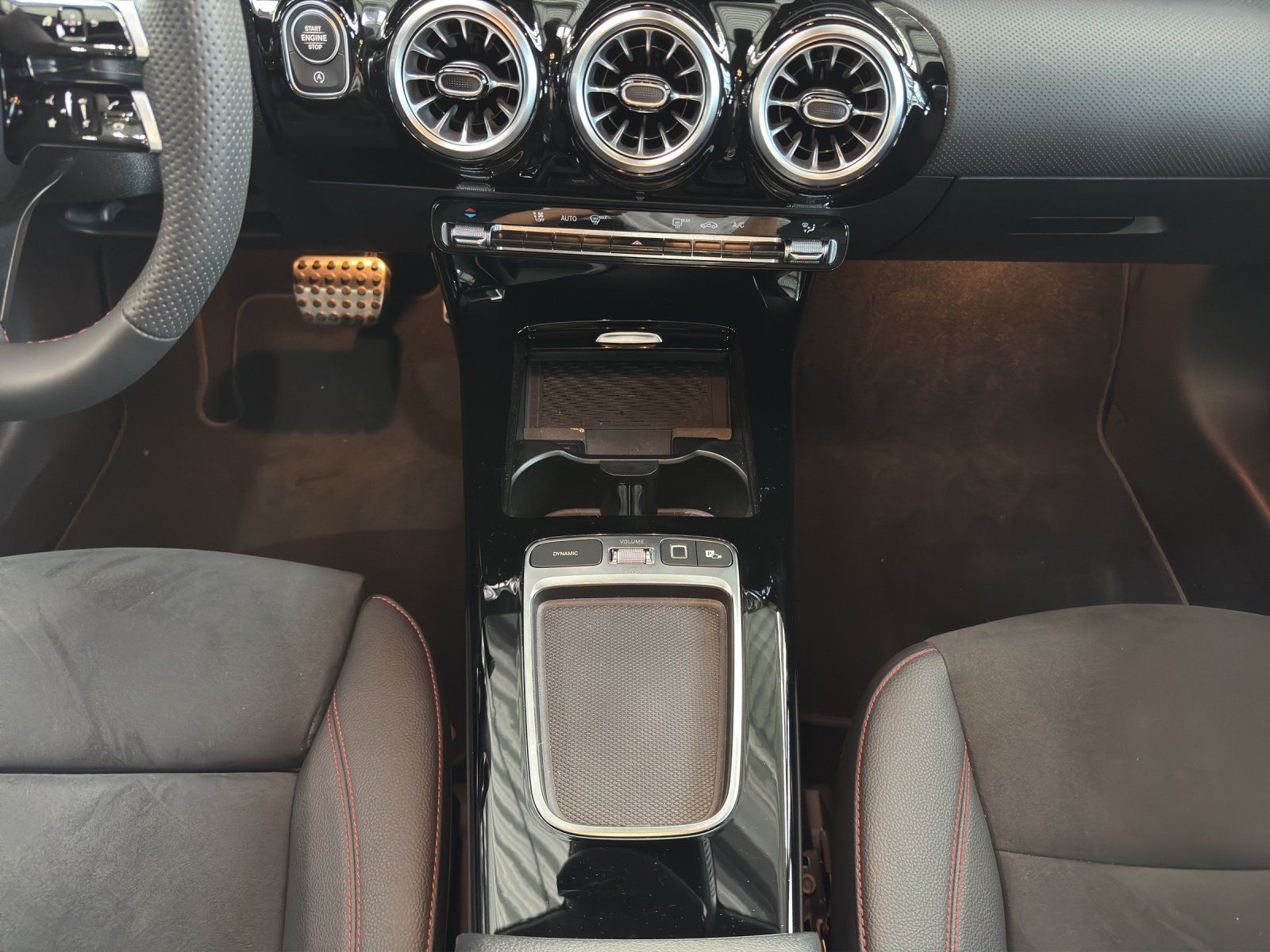 Fahrzeugabbildung Mercedes-Benz CLA 200 Shooting Brake AMG Pano AHK Distronic