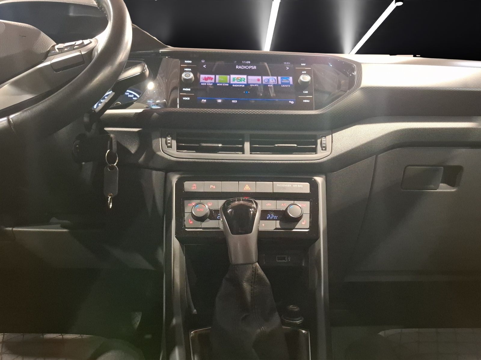 Fahrzeugabbildung Volkswagen T-Cross TSI Life AHK Navi ACC PDC SH 17"