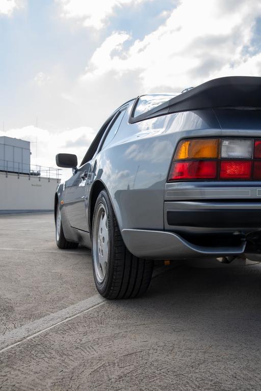 Porsche 944