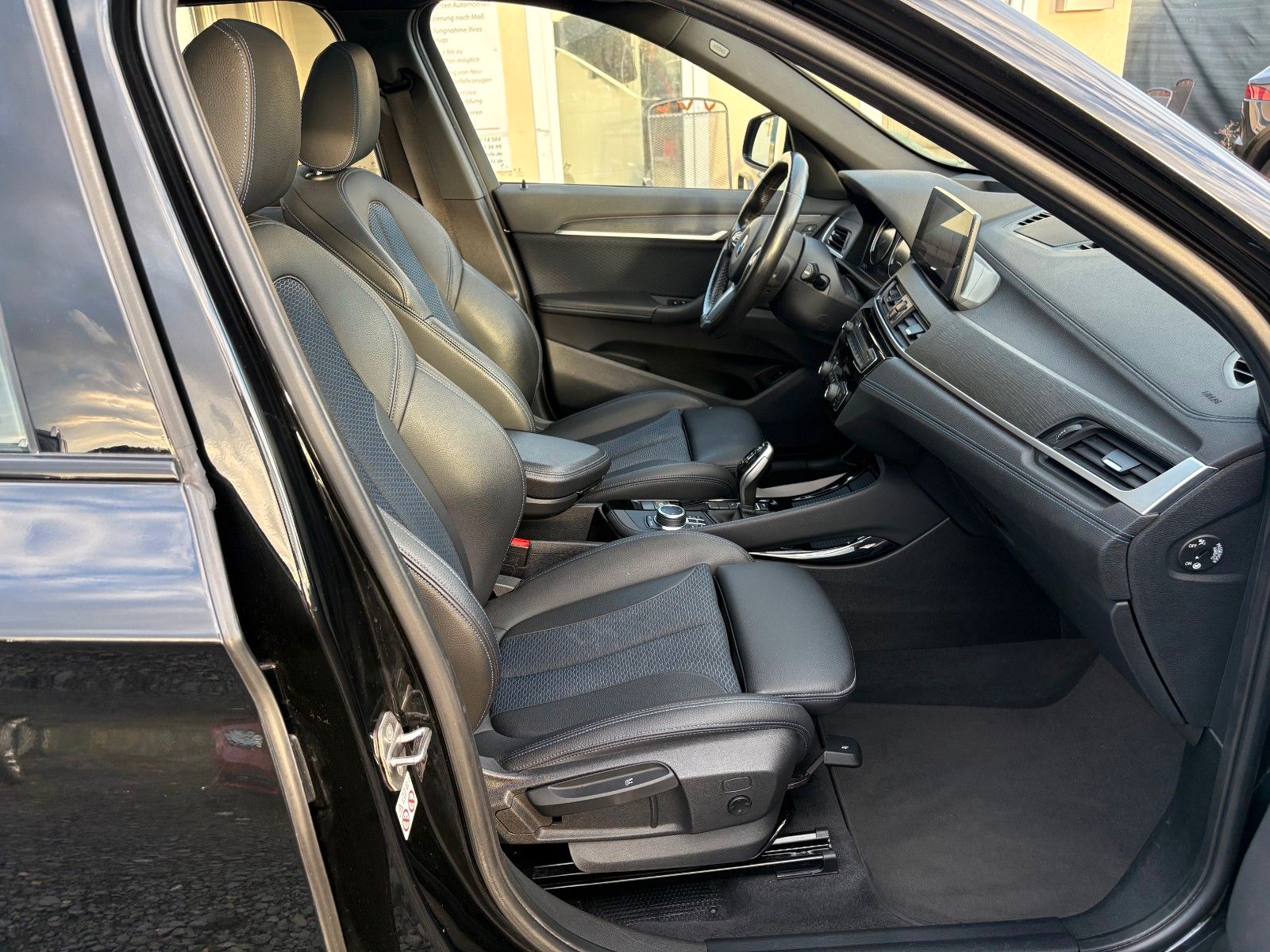 Fahrzeugabbildung BMW X1 sDrive18d Aut. M SPORTPAKET Navi LED Pano HUD