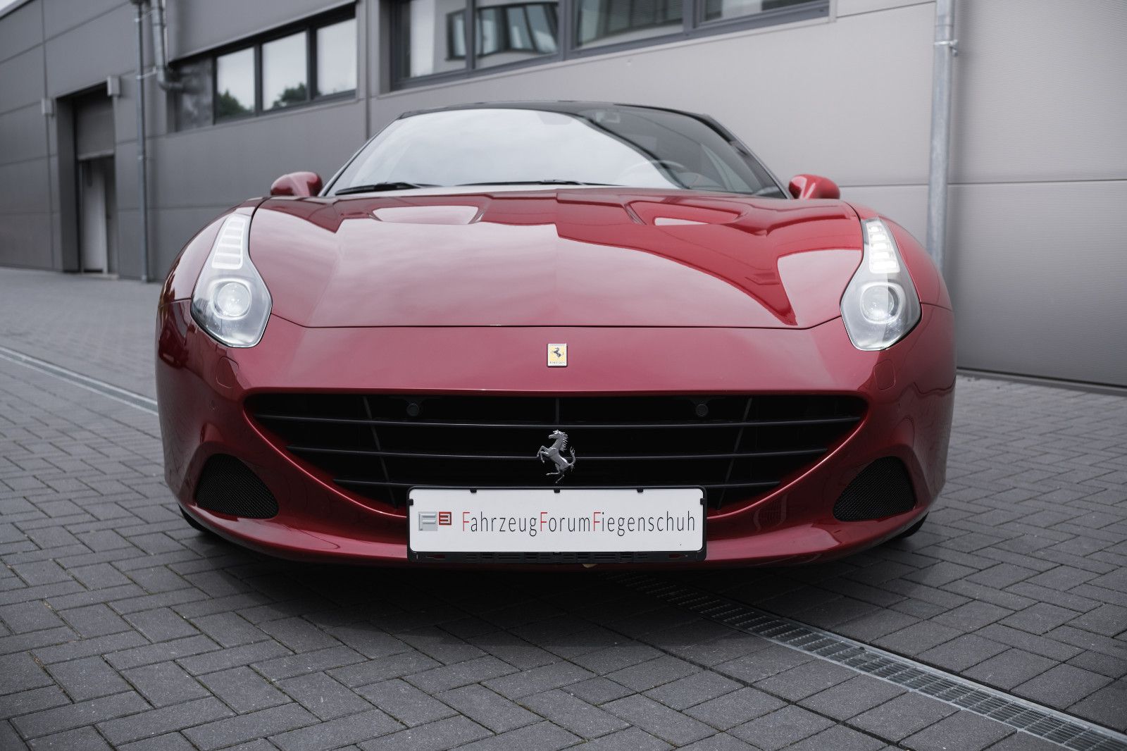 Fahrzeugabbildung Ferrari California T-erst 9.640km-Navigation-